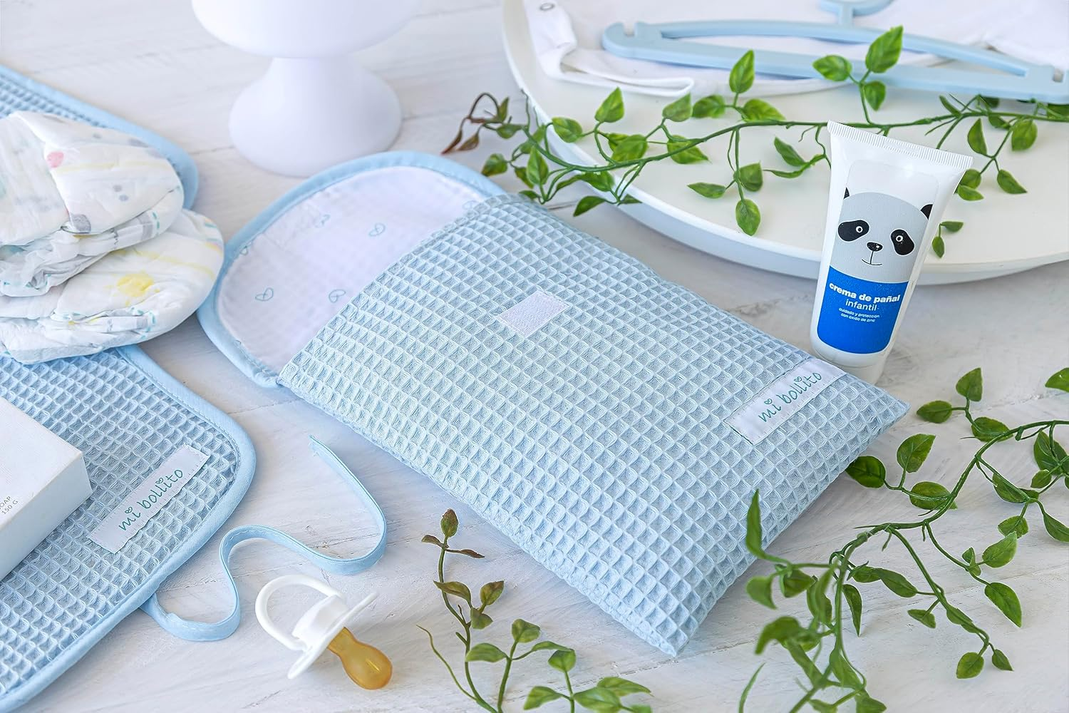 Essential Set for Moms, Dads and Babies: Maternity Bag, Changing Bag, Portable Changing Mat and Diaper and Wipes Organiser. Made in Spain., Lightblue, Einheitsgr&ouml;&szlig;e, Stylish image number 4