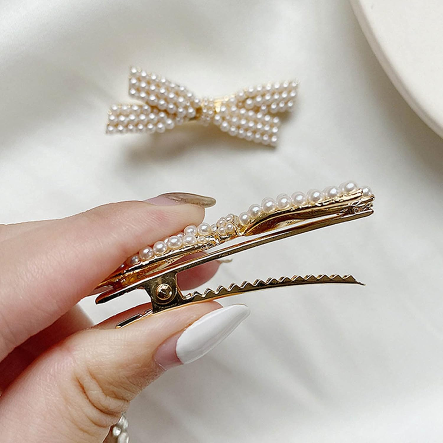 Wendalern Pearl Bow Hair Clips Vintage Beads Hair Clip White Bow Hair Pin Hair Clip Gold Pearl Alligator Hair Clips Decorative Hair Accessories for Women and Girls