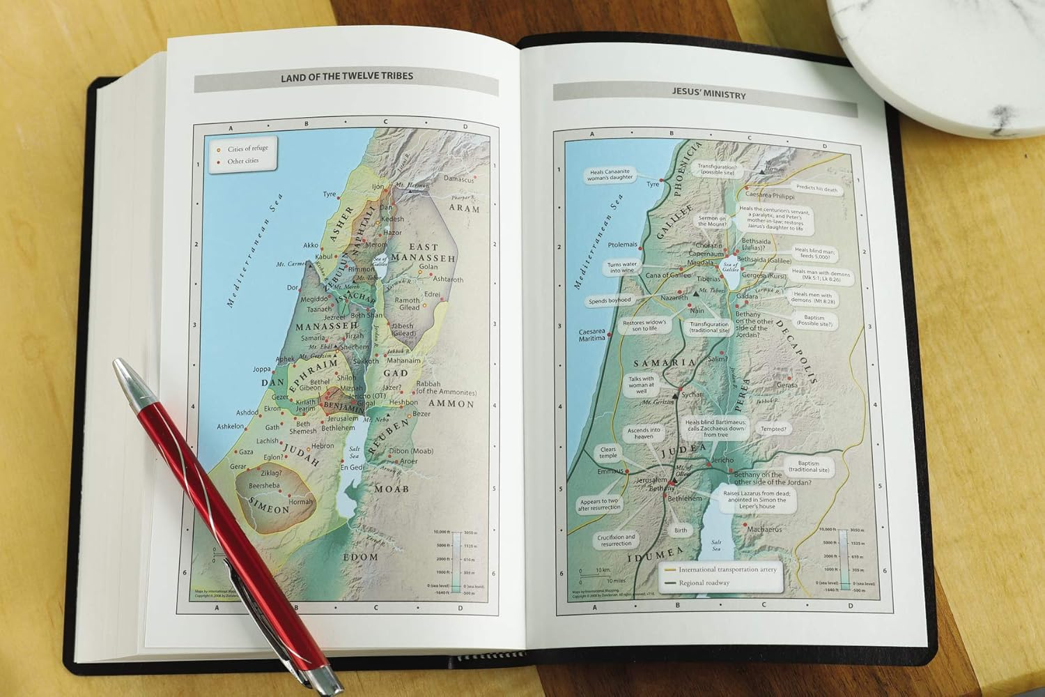 NIV Gift and Award Bible Red Letter Edition [Black] image number 1