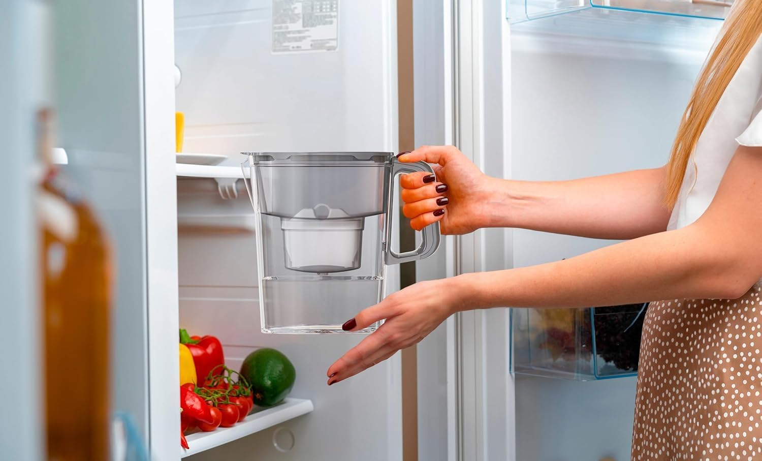 AQUAPHOR Water Filter Jug Compact Grey Includes 1 Maxfor+ Filter I Plastic Carafe 2.4 L I Reduces Limescale, Chlorine & Heavy Metals I Compact & Lightweight Water Filter I Fits in the Fridge Door image number 5