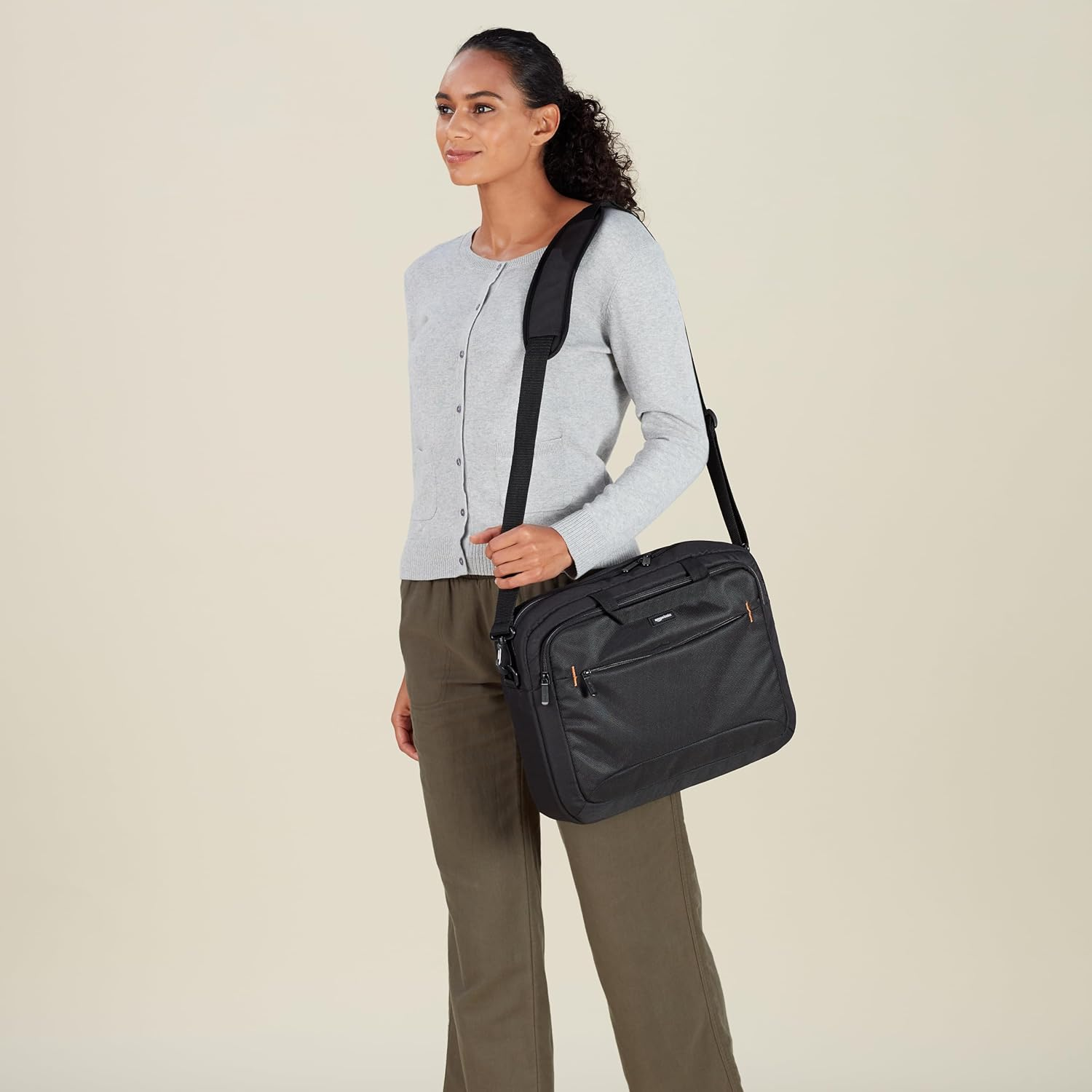 Amazon Basics 17.3-Inch Laptop Case Bag, Fits Dell, HP, ASUS, Lenovo, Macbook Pro and More, Black image number 2