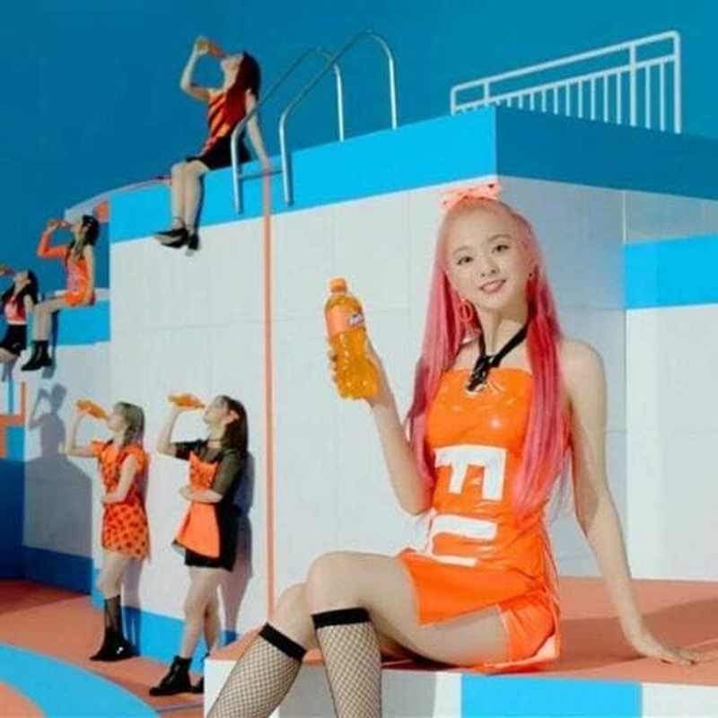 Fromis_9 - [Fun Factory] 1St Single Album Factory Ver Cd+84P Photobook+2P Photocard+1P Pre-Order Item(Drawing Clear Sticker)/On+Tracking K-POP Sealed