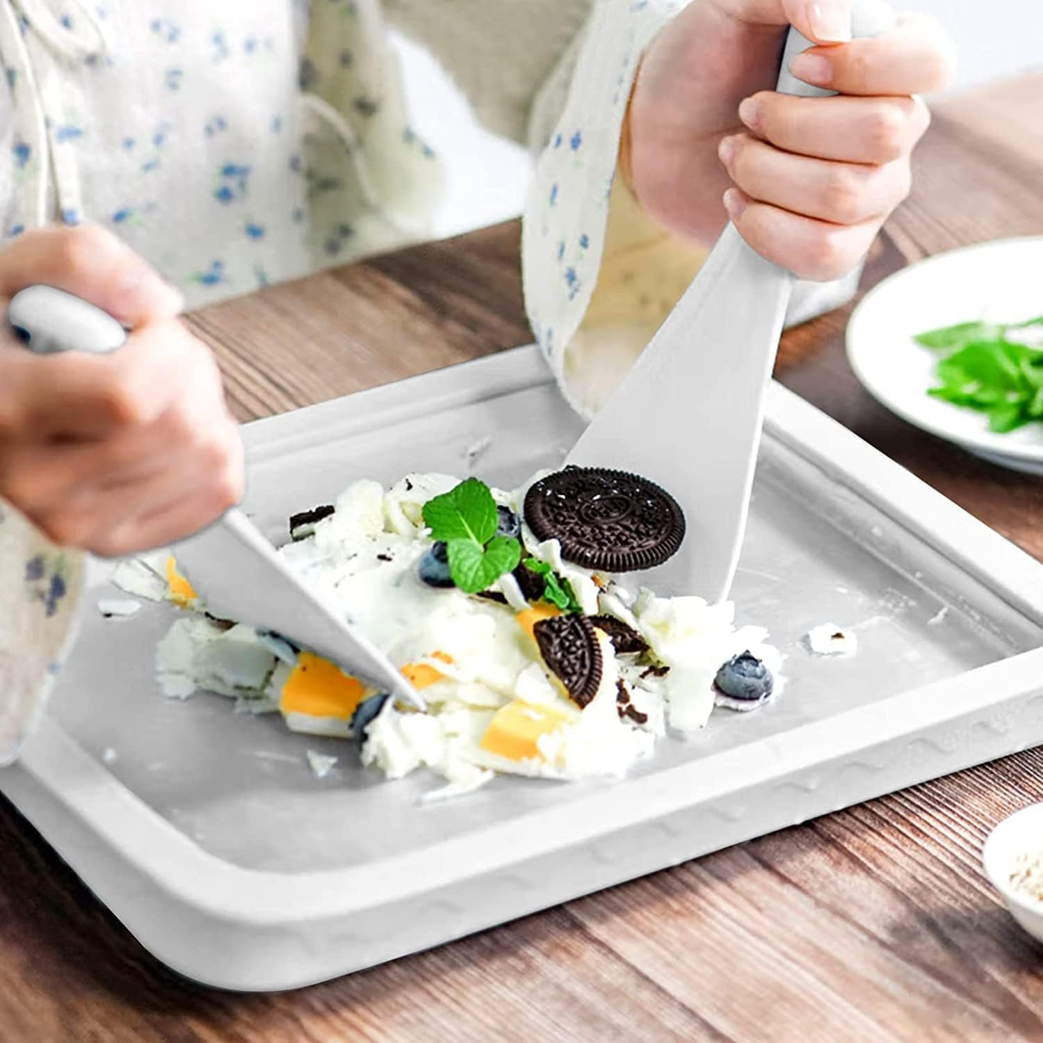 TOMVAES Ice Cream Maker, Ice Cream Plate with 2 Spatulas for Kids Family, Food Grade Stainless Steel Pan Ice Cream Machine Easy for Homemade Rolled Ice Cream Frozen Yogurt Sorbet Gelato (Pink) image number 4