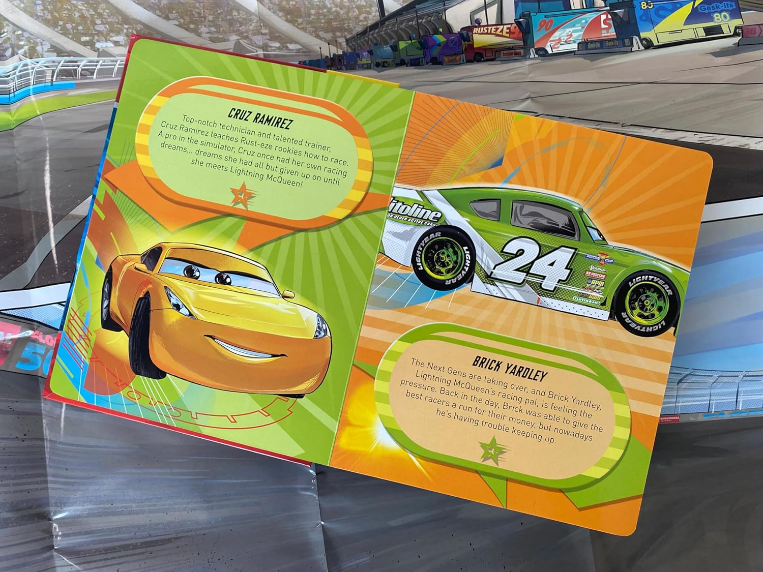 Cars 3: My Busy Books: with Storybook, 10 Figurines and a Playmat image number 4
