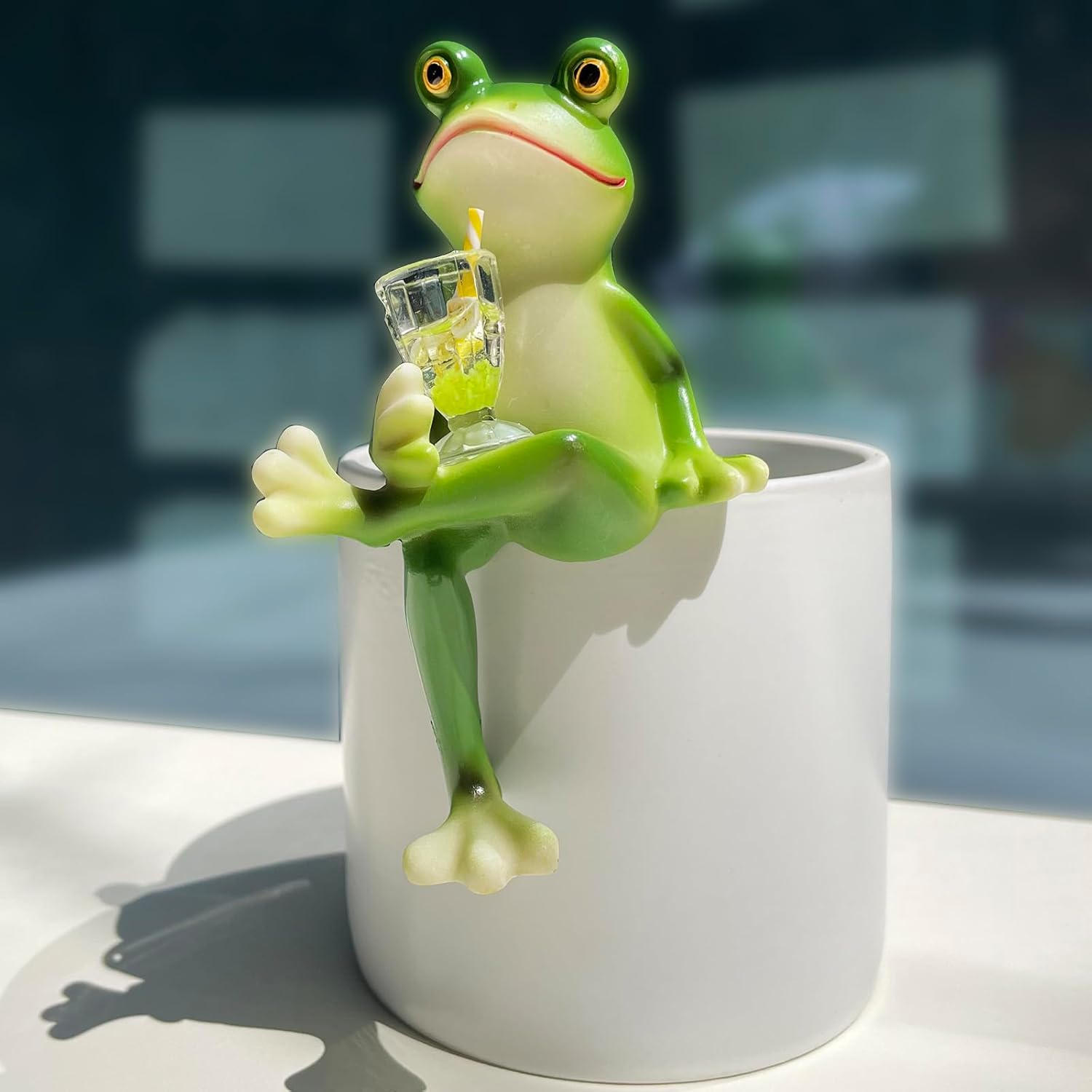 Funny Drinking Frog Statue Flower Pot Hugger Resin Hanging Frog Figurine Planter Pot Decorations for Home Garden Fence Balcony Patio Lawn Yard Ornaments (Drinking Juice) image number 1