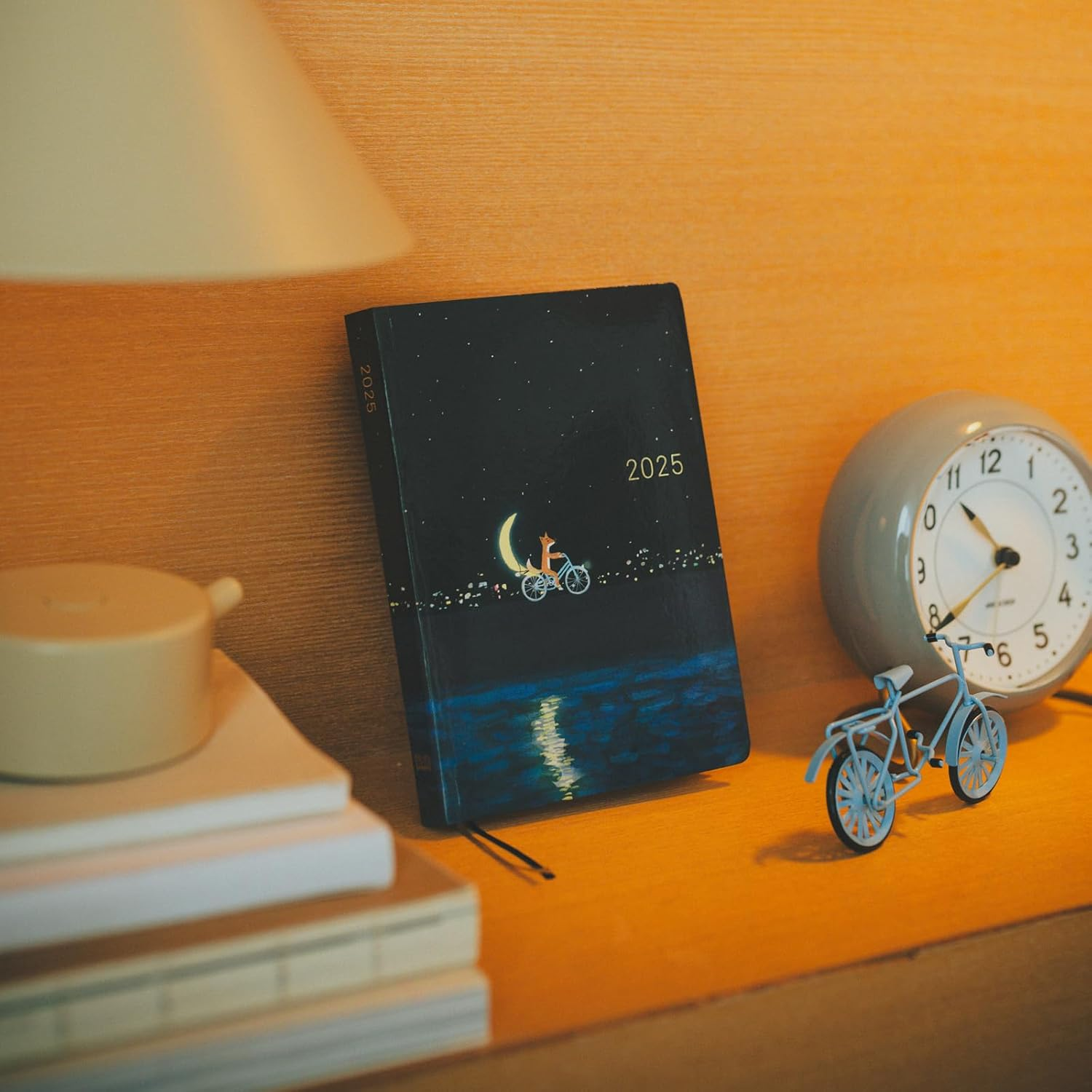 Almost Daily Notebook 2025 HON Hiroko Kubota/Crescent Moon Delivery (A6/1 Page per Day/January/Starting on Monday) image number 6