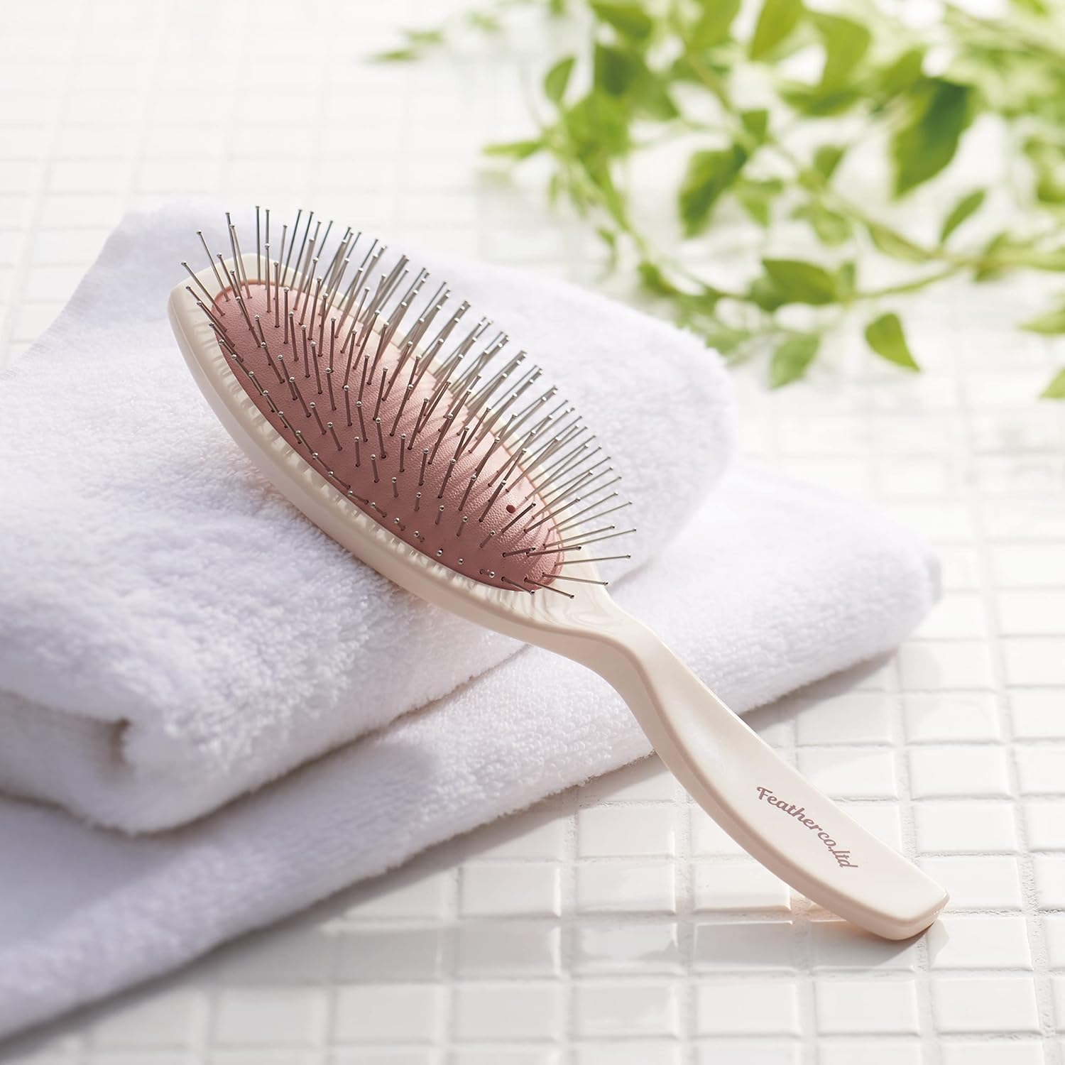 Feather Brush Gentle on Hair and Scalp Massage Effect Feels Good image number 3