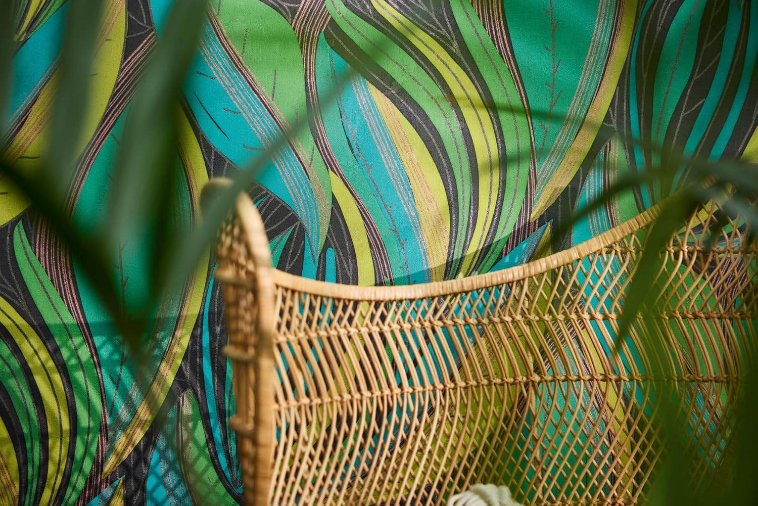 A.S. Cr&eacute;ation Livingwalls Hot Spots Motif Wallpaper 10.05 M X 0.53 M with Leaf Pattern - Green, Yellow, Turquoise, Metallic - Non-Woven Wallpaper, Wall Decoration in Tropical Style, Made in Germany - Cream, Beige, Blue, Green image number 6