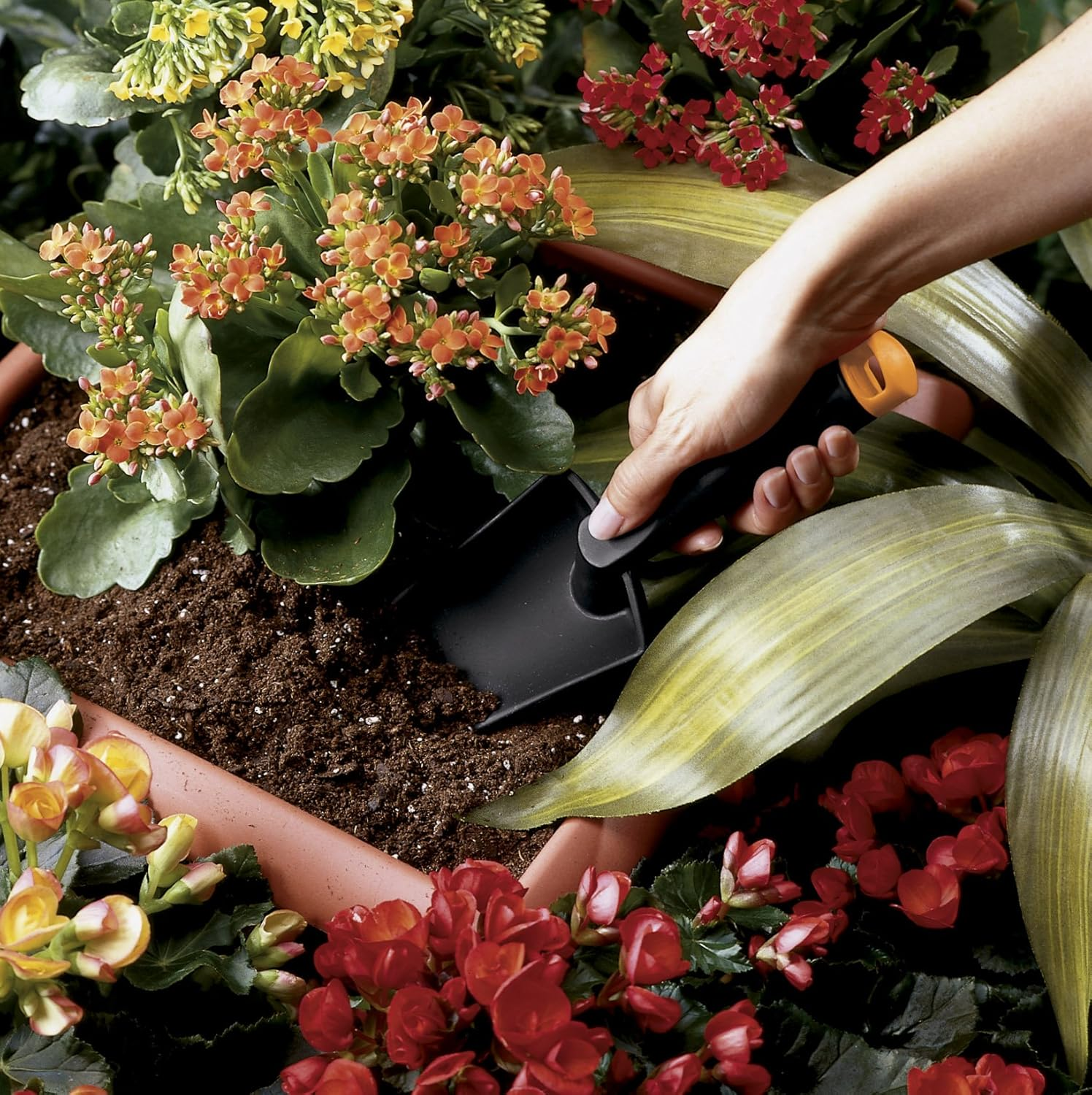 Fiskars Hand Trowel - Fiber Composite Gardening Hand Tool with Hang Hole - Lawn and Yard Tools image number 1