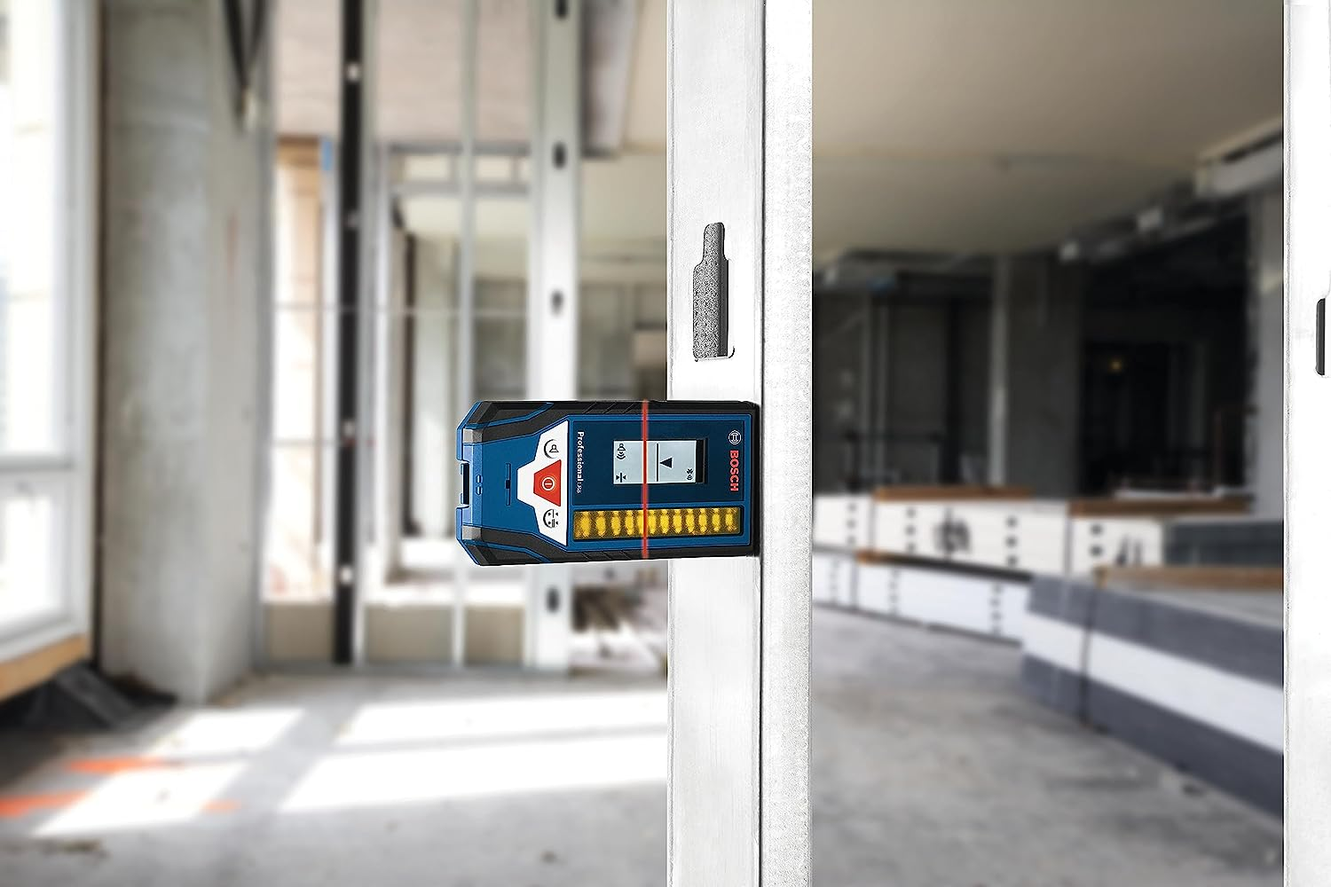 BOSCH LR8 165 Ft. Red and Green-Beam Line Laser Receiver, Includes Mounting Bracket, 2 AA Batteries, & Belt Pouch image number 3