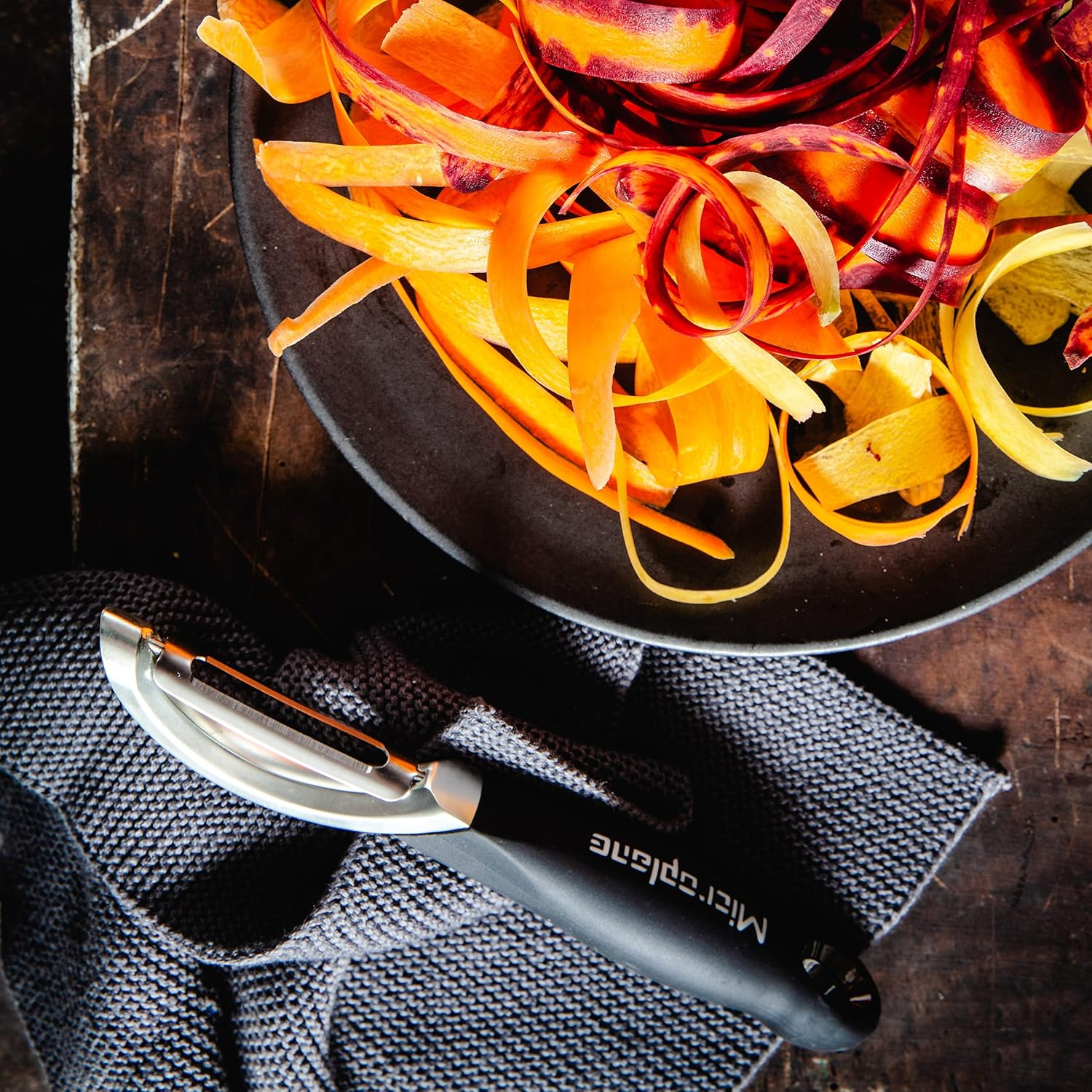 Microplane 48091 Professional Peeler Stainless Steel/Black for Right and Left Hand Use