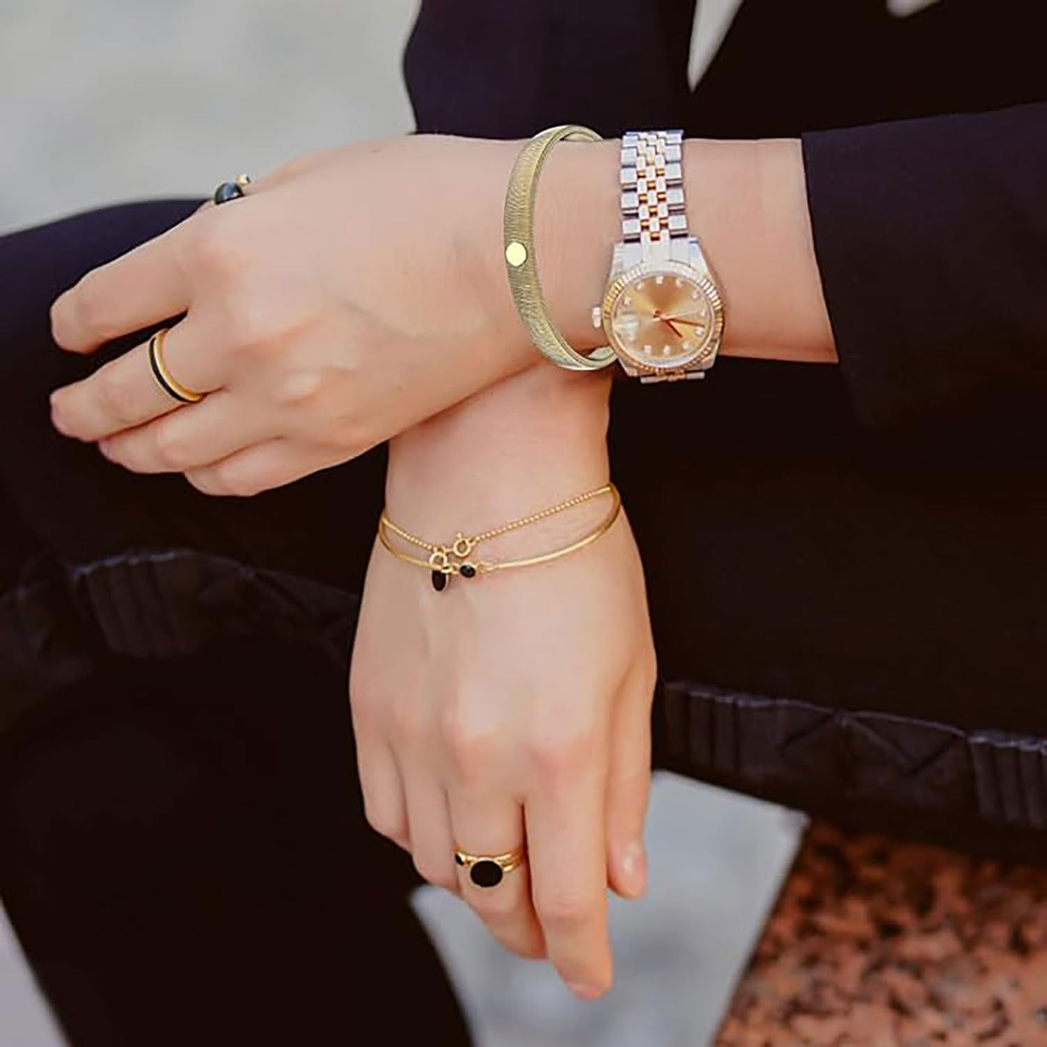 Hysgscwd 6Pcs Sleeve Garters, Anti-Slip Shirt Sleeve Holders, Elastic Sleeve Garters Stretch Metal Armbands, Sports Soccer Softball Arm Band Garters Arm Bracelet Solve Arm Cuffs Falling for Men Women