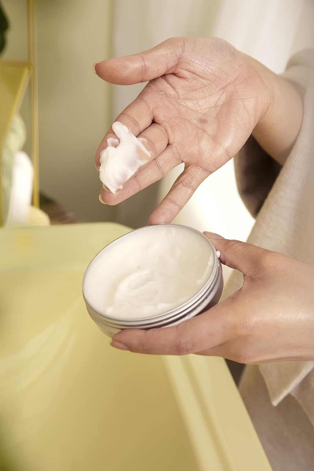 The Body Shop Camomile Sumptuous Cleansing Butter, 2.7 Oz image number 3