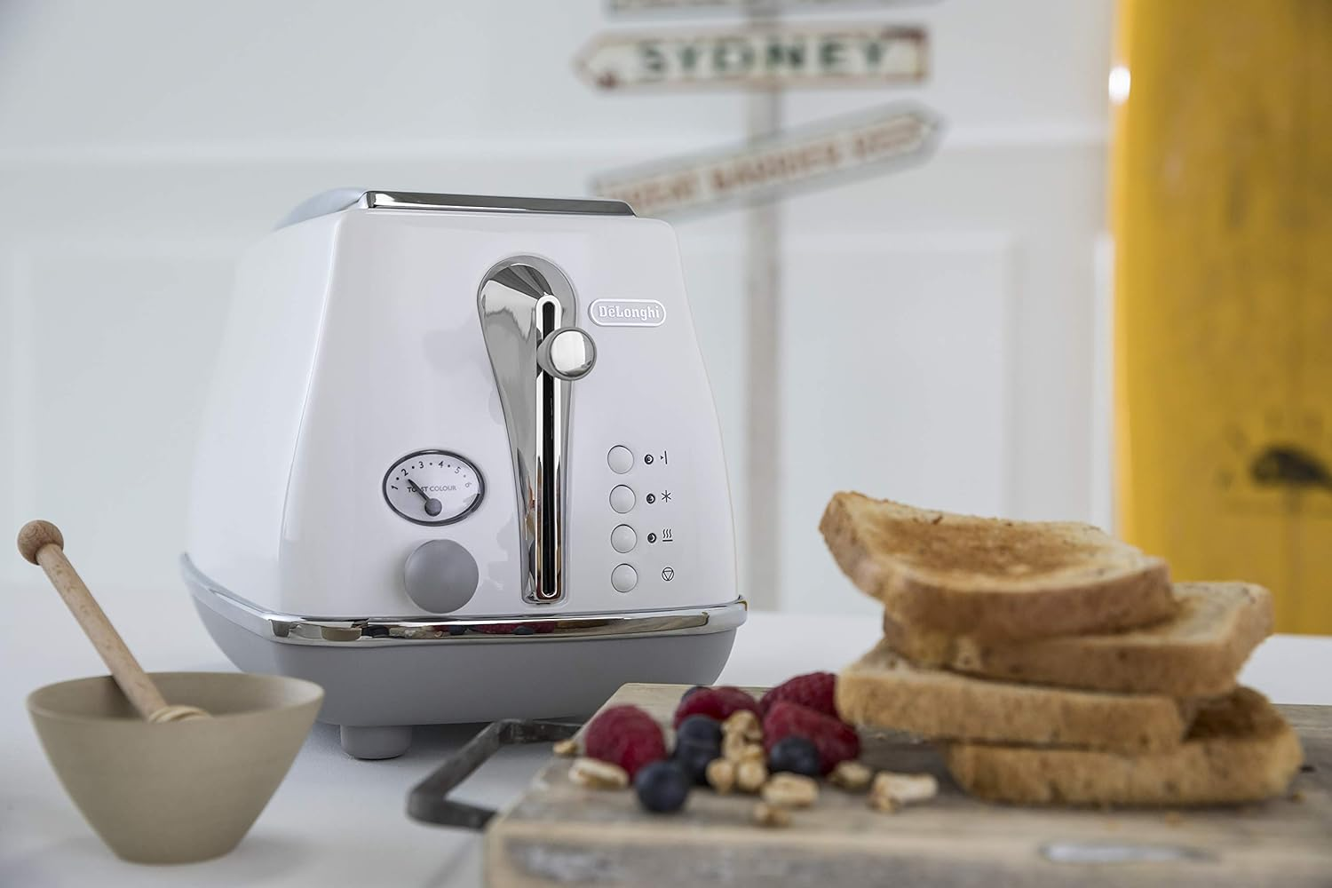 De'Longhi Icona Capitals 2 Slice Toaster CTOC2003.W, Reheat, Cancel and Defrost Functions, 6 Browning Levels, Removable Crumb Tray, 900W, White - Green image number 6