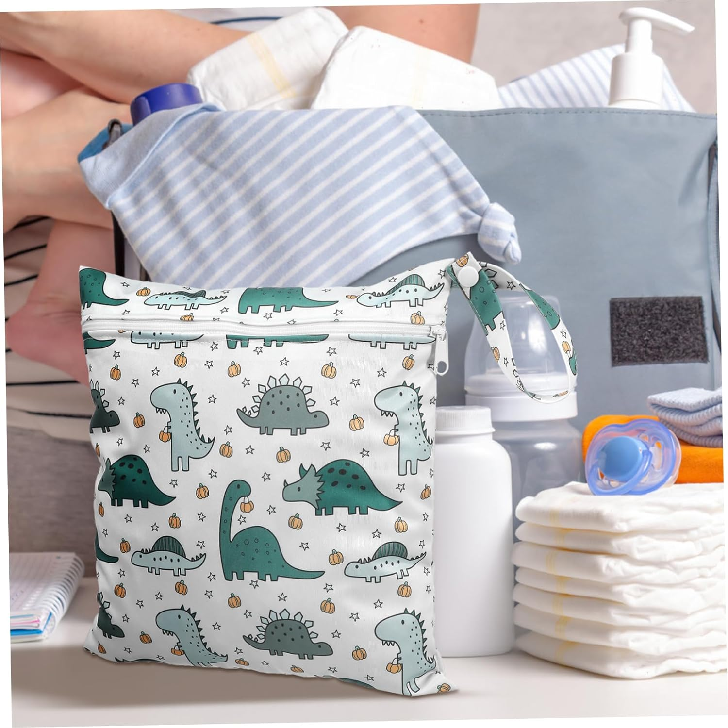 Toyvian 2Pcs Cartoon Diaper Storage Bags Reusable Wet Pouches for Wipes for Travel and Parents Ample Capacity Zipper Closure image number 5