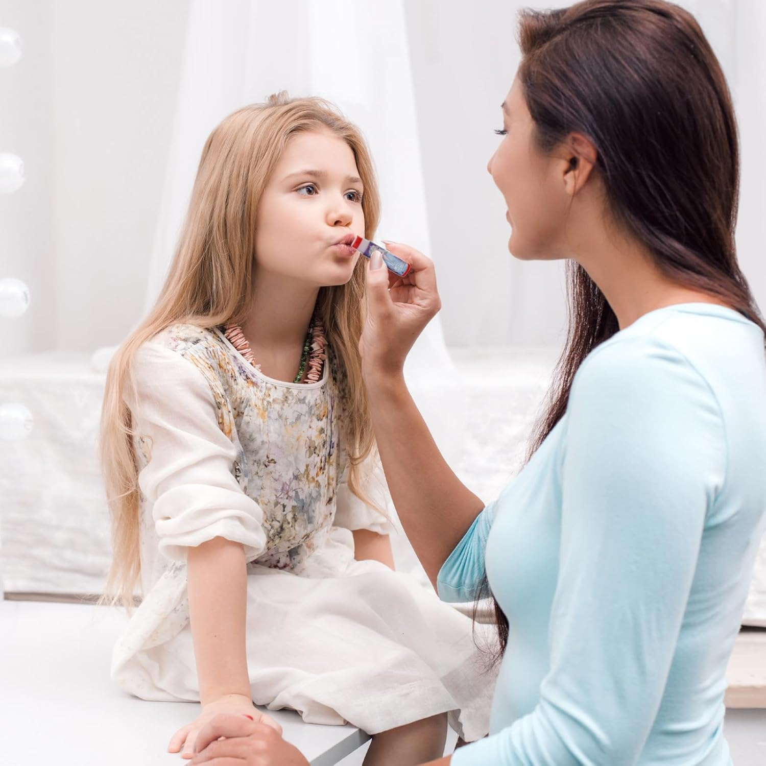 Townley Girl Disney Frozen - Super Sparkly Cosmetic Beauty Makeup Set for Girls with Clips, Press on Nail, Lip Gloss, Nail Stickers, Lip Balm, Nail Gems and Mirror for Parties, Sleepovers & Makeovers image number 4