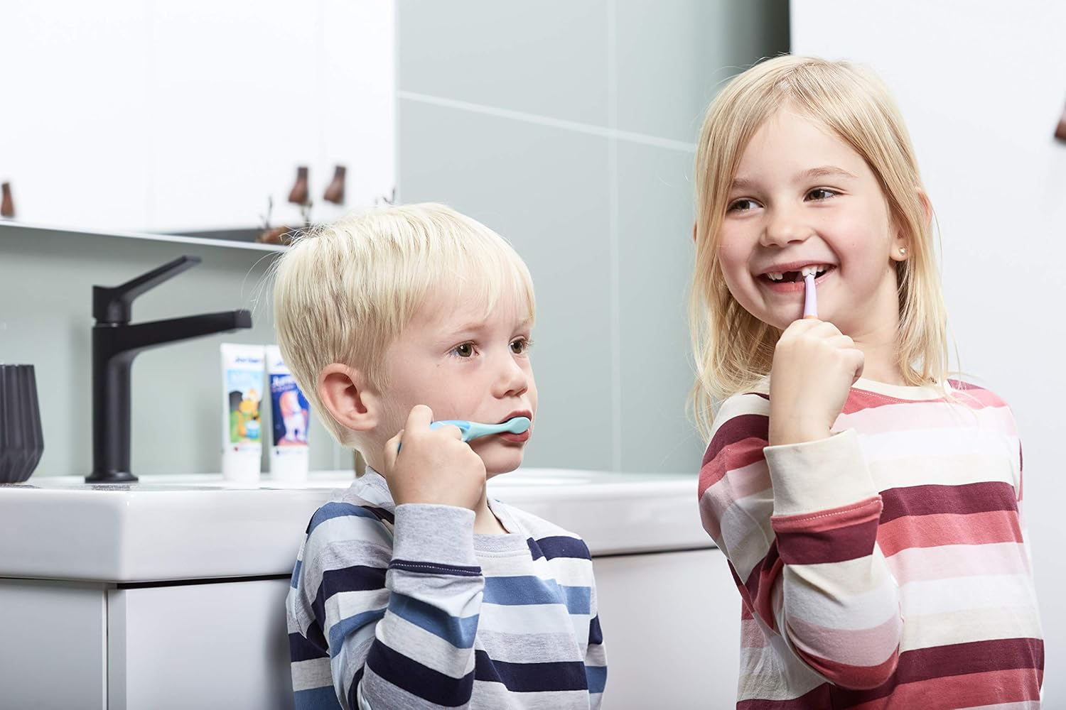 Jordan &reg; | Step 2 Toothbrush Kids | Kids Toothbrush for Age 3-5 Years Old | Double Sensitive Soft Bristles, Toothpaste Indicator, Dual Ergonomic Handle & BPA Free | Mixed Colour | 1 Unit image number 3