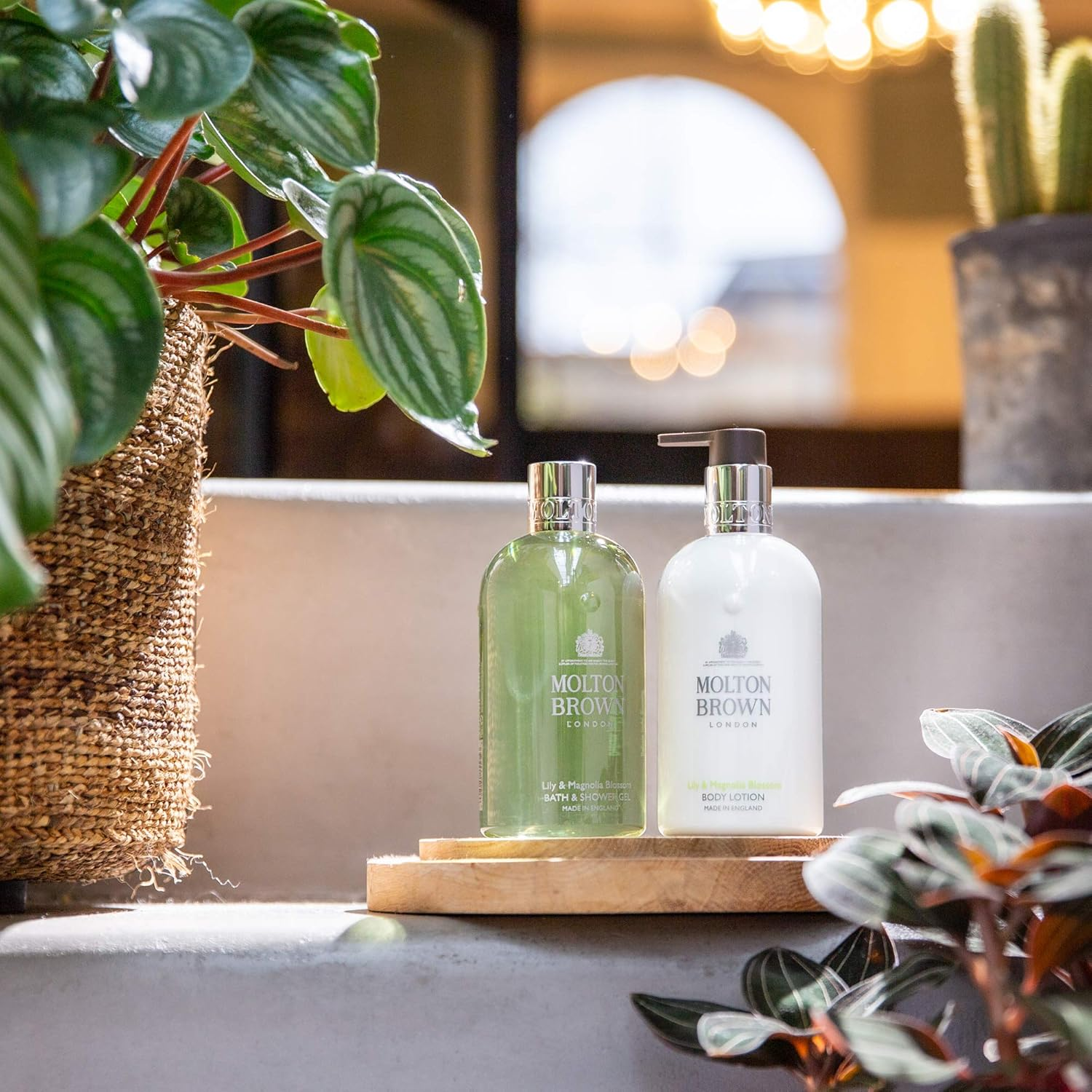 Molton Brown Lily & Magnolia Blossom Bath & Shower Gel 300Ml/10Oz image number 5