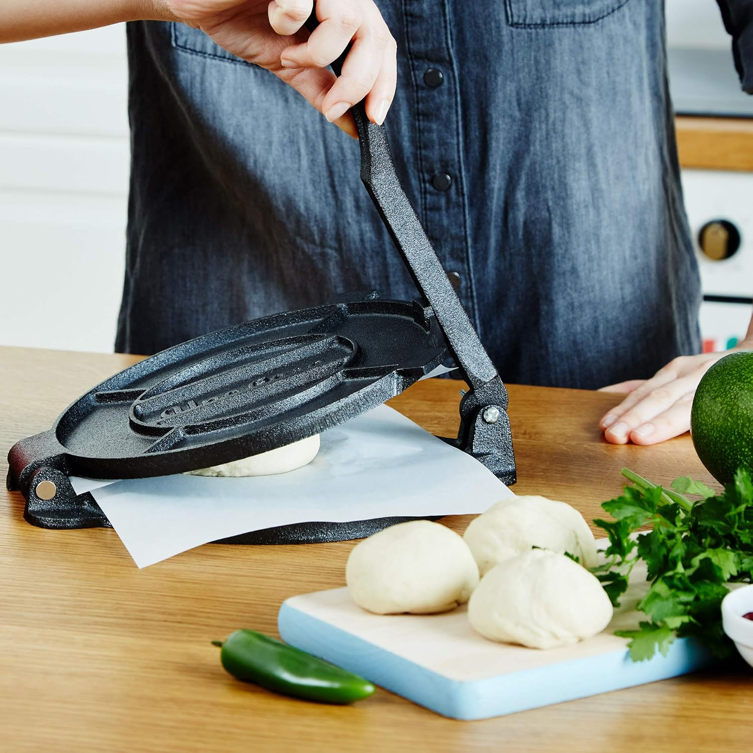 Uno Casa Cast Iron Tortilla Press 8 Inch with Cast Iron Comal Pan - Bundle of Tortilla Pan for Roti, Tawa, Dosa and Pre-Seasoned Tortilla Press Pataconera