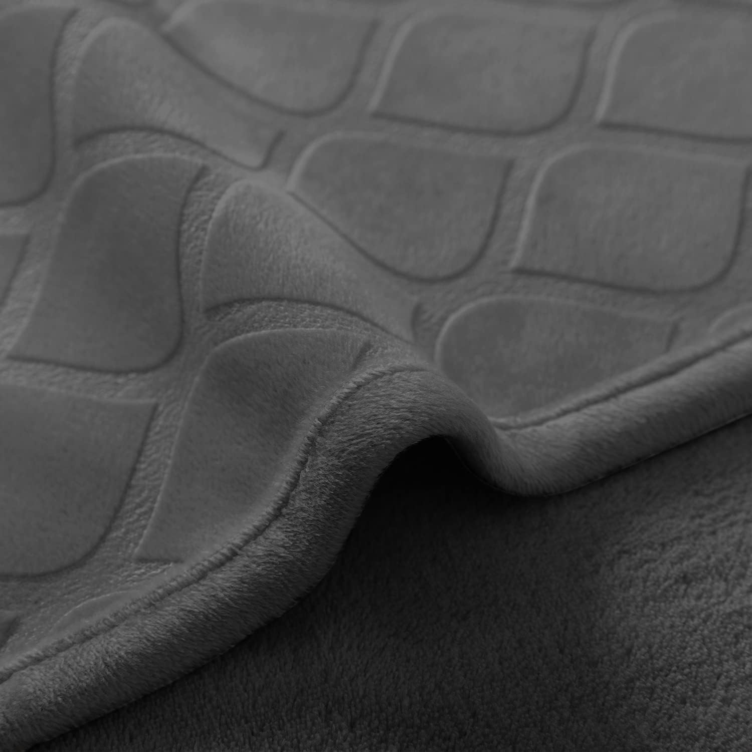 Fuguitex Waterproof Dog Blanket Bed Cover Dog Crystal Velvet Moroccan Fuzzy Cozy Plush Pet Blanket Throw Blanket for Couch Sofa(82 * 102 Inch, Dark Grey+Grey) image number 5