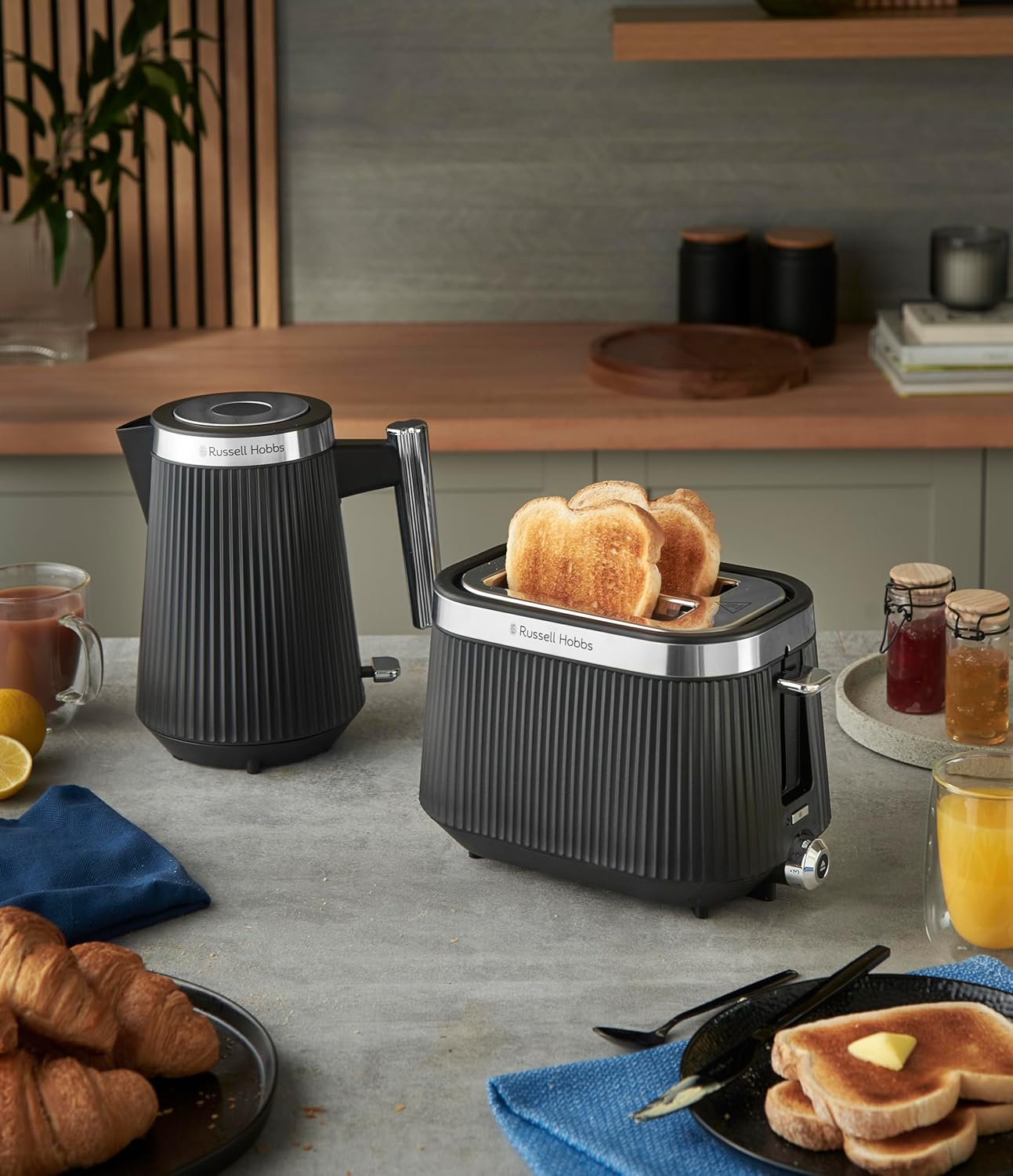 Russell Hobbs Bronte Kettle, RHK2675BLK, Distinctive Design, Internal Illumination, Perfect Pour, Push-To-Open Lid, Black image number 4