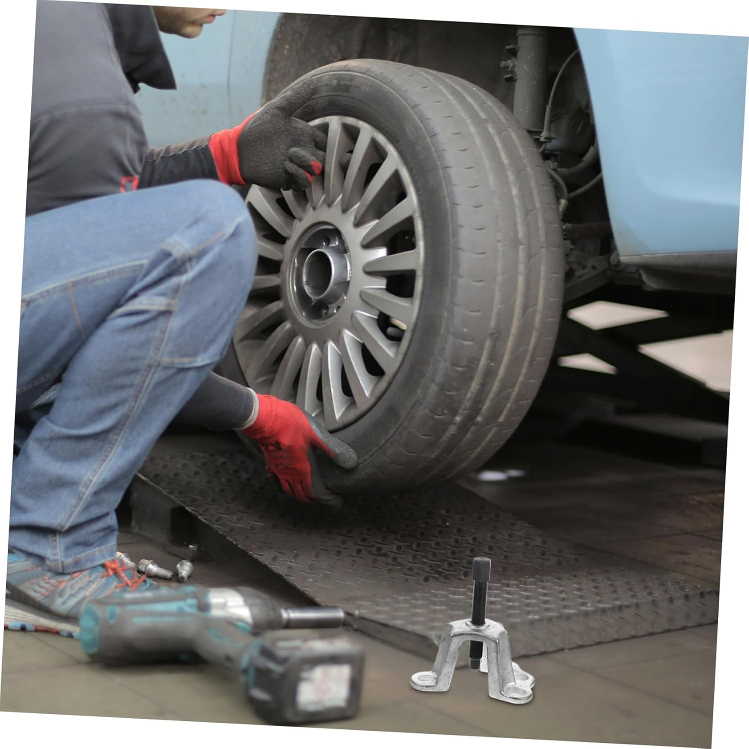 LALADEFIEE Front Hub Puller Brake Drum Puller Tool Silver Sturdy Steel Construction Compact Design for Automotive Repair and Axle Removal Professional Mechanic Use image number 4