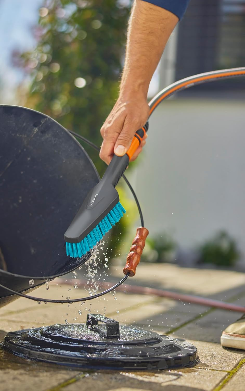 Gardena Cleansystem S Hard Hand Brush: Cleaning Brush with Hose Connection, Flat Brush Body, for Tight Places and Insensitive Surfaces, with Flow Control (18844-20) image number 3