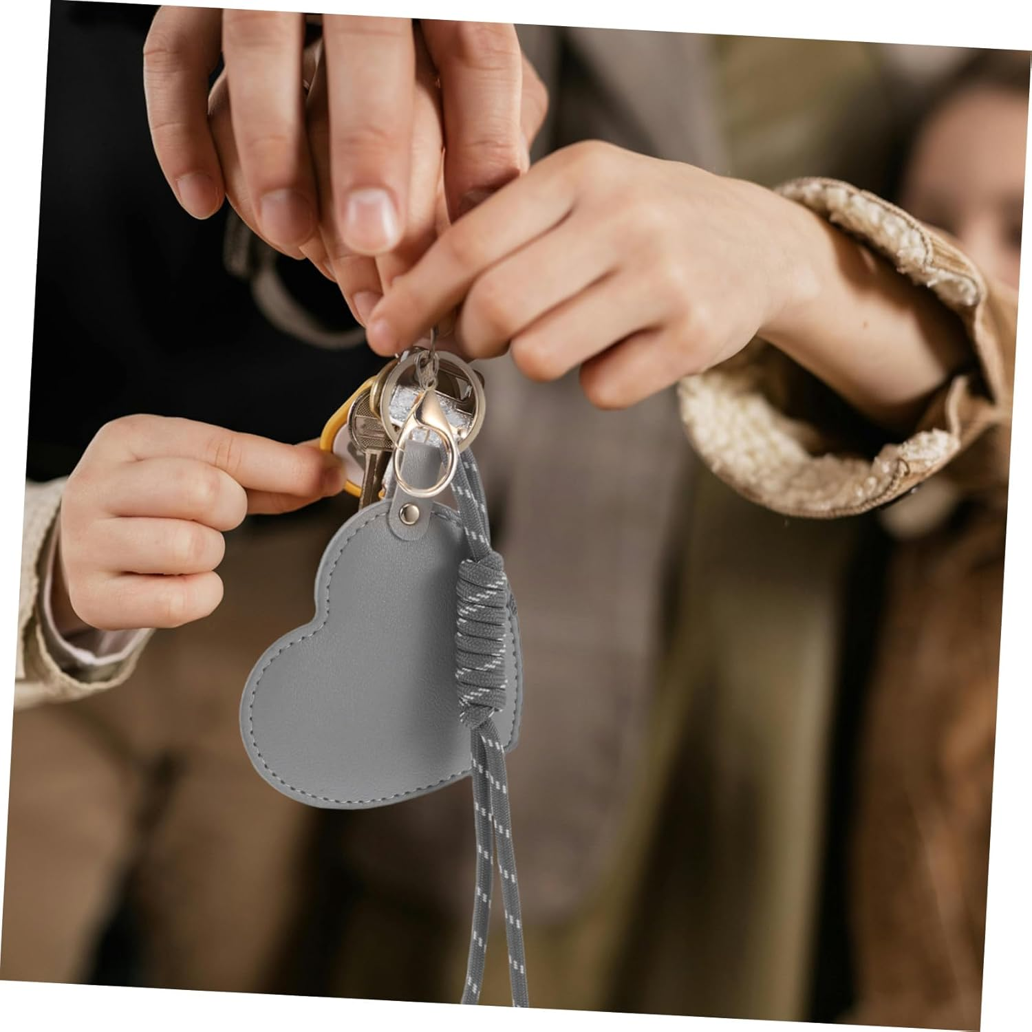 ASAKKURA 2Pcs Heart Compact Mirror with Rotation PU Leather Wristlet Keychain Vanity Mirror for Women Portable Travel Makeup Accessory for Pockets Bags and Handbags