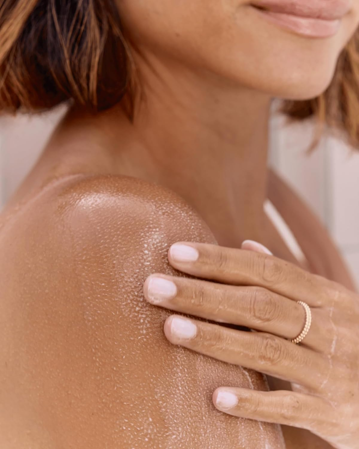 In Essence Vetiver + Cedarwood Nourishing Shower Oil 300Ml image number 1