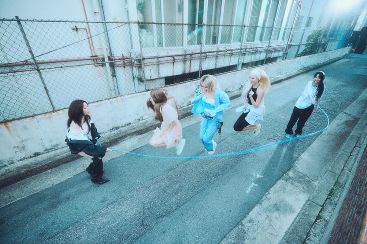 LE SSERAFIM Crazy 4Th Mini Album Standard Vol.1 Cd+1P Folding Poster on Pack+80P Booklet+16P Lyric Book+3Ea Sticker+1P Postcard+1P Photocard+1Ea Paper Toy+Tracking Sealed Le Seraphim LSFM image number 4