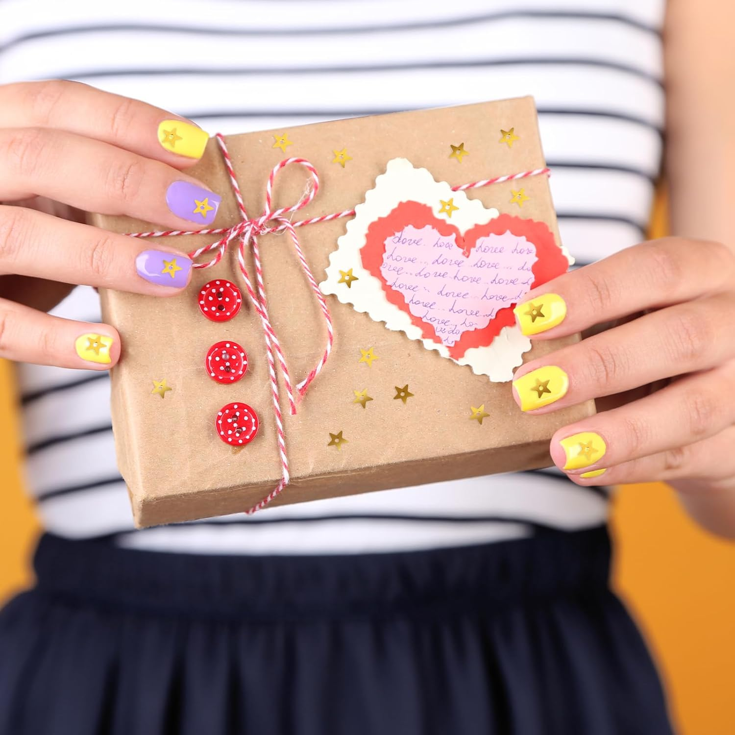 6Mm/0.24" Gold Star Sequins Art Craft Glitter Mini Stars Sew on Sequins Hollow Star Embroidery Sequin Star Confetti Star Table Metallic Foil Stars Sequin with Holes for Sewing Jewelry Home Decoration