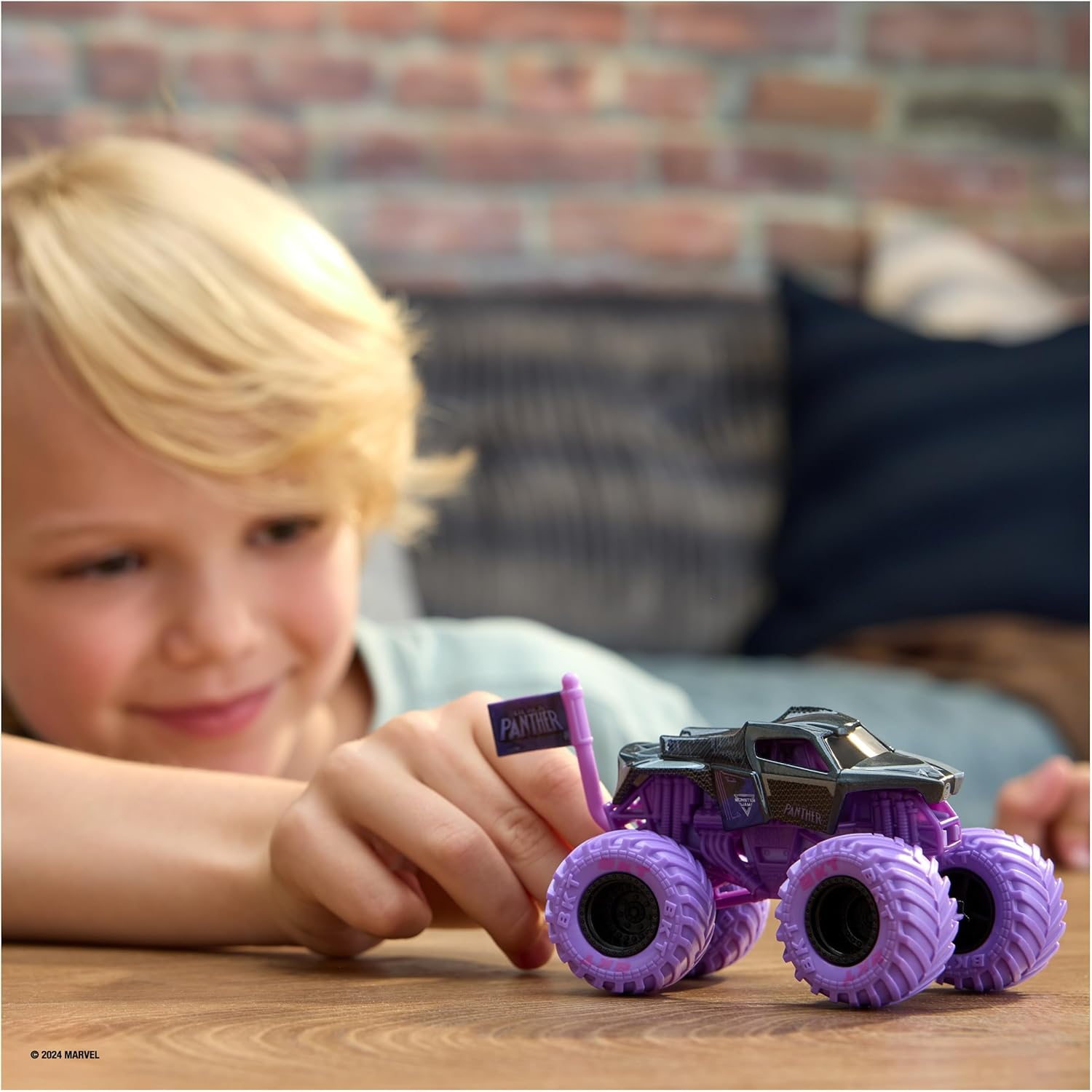 Monster Jam, Marvel Official Black Panther Monster Truck, Die-Cast Vehicle, 1:64 Scale, Super Hero Kids Toys for Boys Ages 3 and Up image number 4