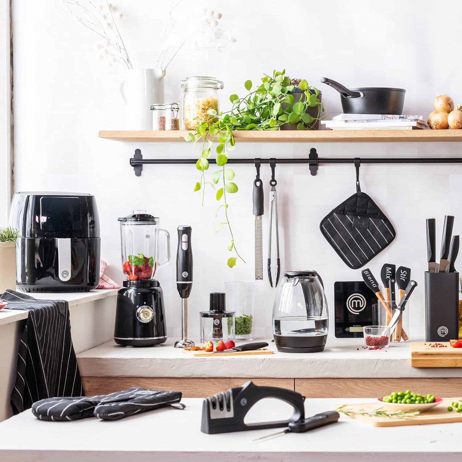 Masterchef Oven Mitts Heat Resistant, Pair of 2 Cooking Gloves, Cotton Oven Mittens, Kitchen Gloves with Vegan PU Leather Logo & Hanging Loop, Machine Washable, Black, One Size Fits All image number 6