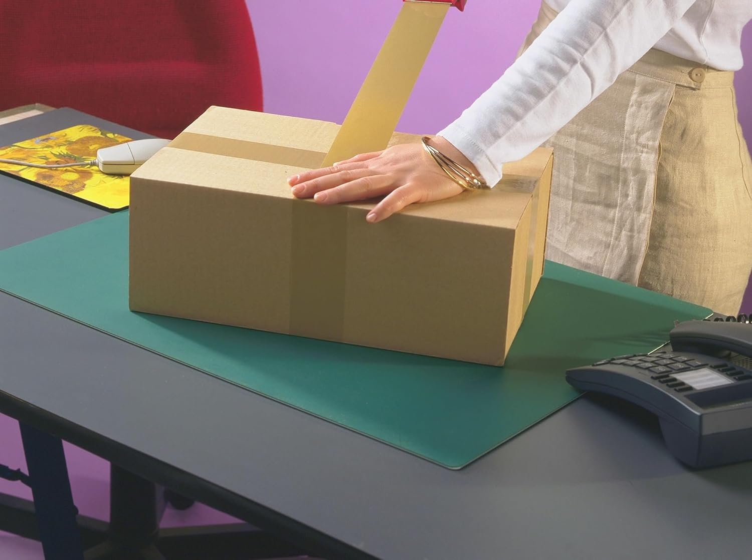 Scotch 3M Heavy Duty Pistol Grip Dispenser &ndash; One-Hand Packaging Tape Dispenser with 2 Rolls of Storage Tape, 50 Mm X 66 M - Ideal to Tape Your Boxes and Parcels image number 3