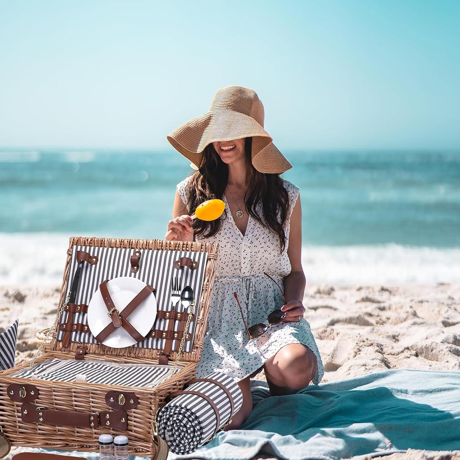 NUFECARG Picnic Basket, Wicker Picnic Basket Set with Blanket and Wine Pouch, Picnic Set with Cutlery Set for 4, Insulated Liner Cooler Bag Hamper, Ideal Gifts for Camping, Picnic, Travel and Beach image number 6