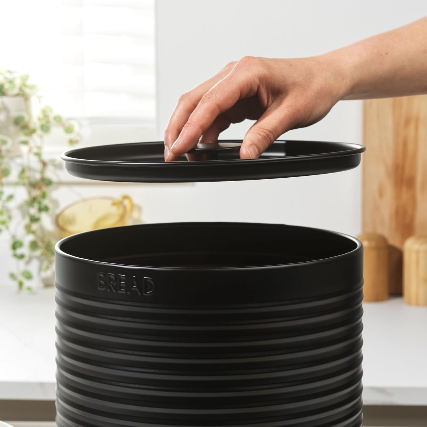 Russell Hobbs RH03269EU7 Ribbed Bread Bin &ndash; Metal Bread Box, Large Kitchen Canister, Countertop Storage/Organisation, Durable Powder-Coated Steel, Pull Top Lid, Easy to Clean, Ribbed Design, Black