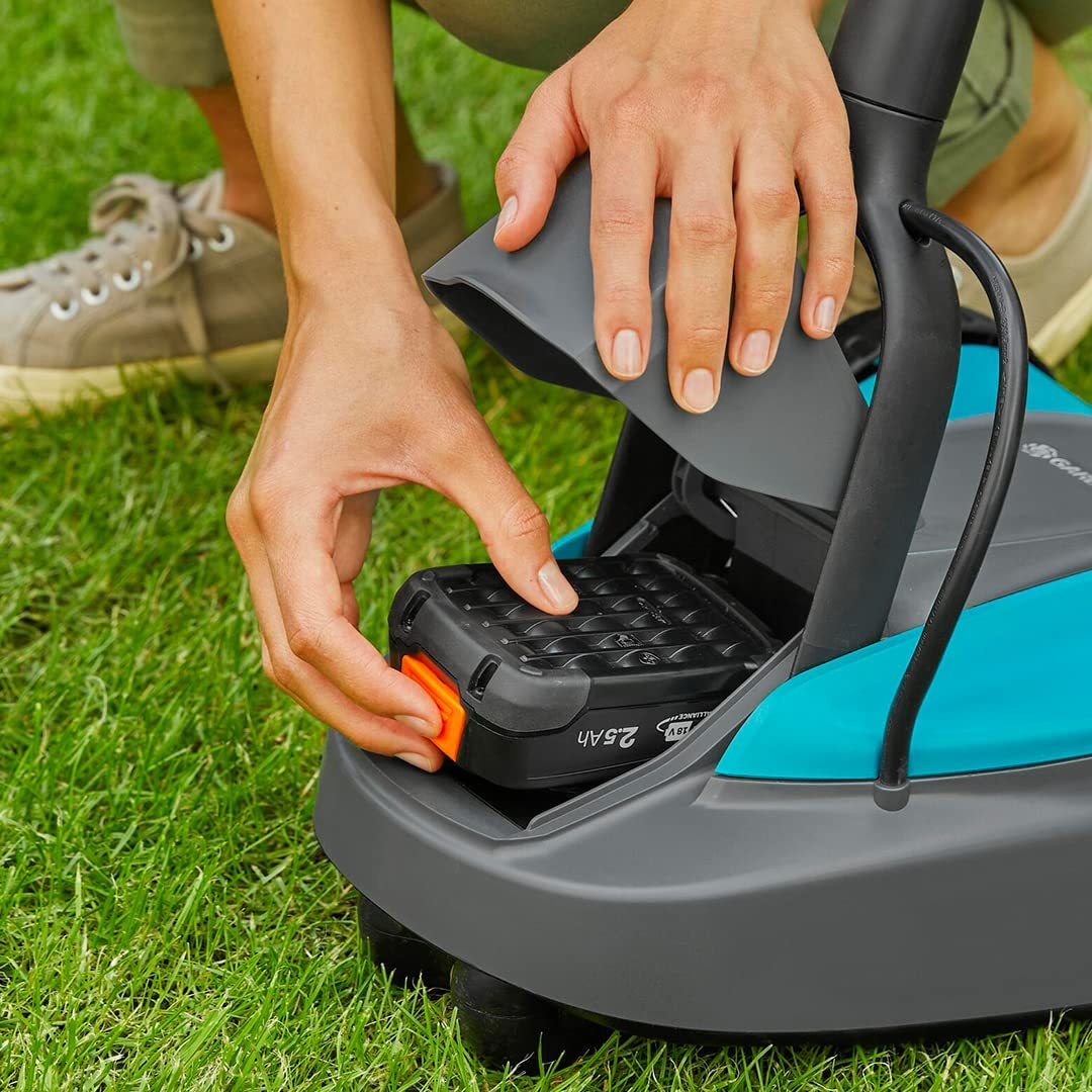 Gardena Quick Charger & 2 X 2.5Ah Battery Kit image number 1