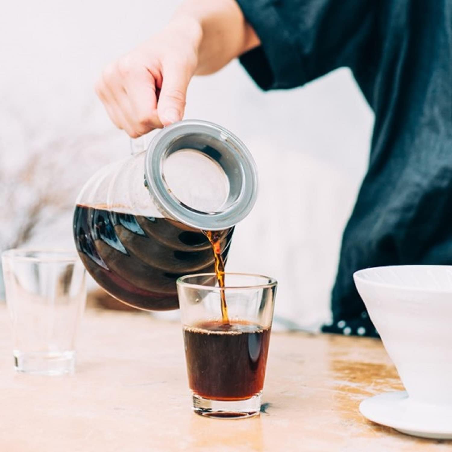 HARIO XGSR-60-TB V60 Glass Server, 600 Clear, 20.3 Fl Oz (600 Ml), 2-5 Cups, Microwavable, Made in Japan image number 4