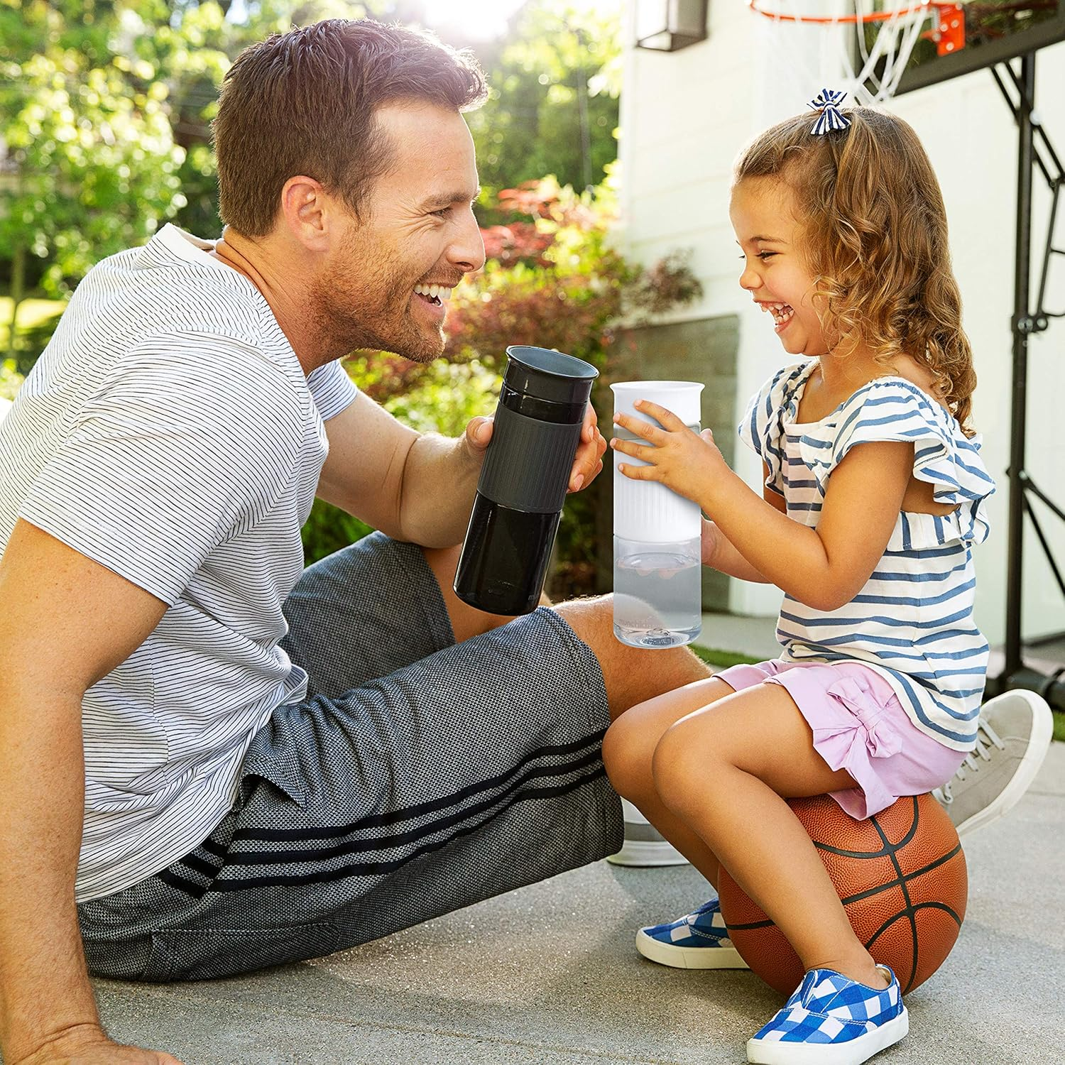 Munchkin&reg; Miracle&reg; 360 Cup Parent Pack, 24 Ounce Spill Proof Sippy Cups, Black and White, 2 Pack &ndash; Great for Toddlers, Big Kids or Adults image number 2