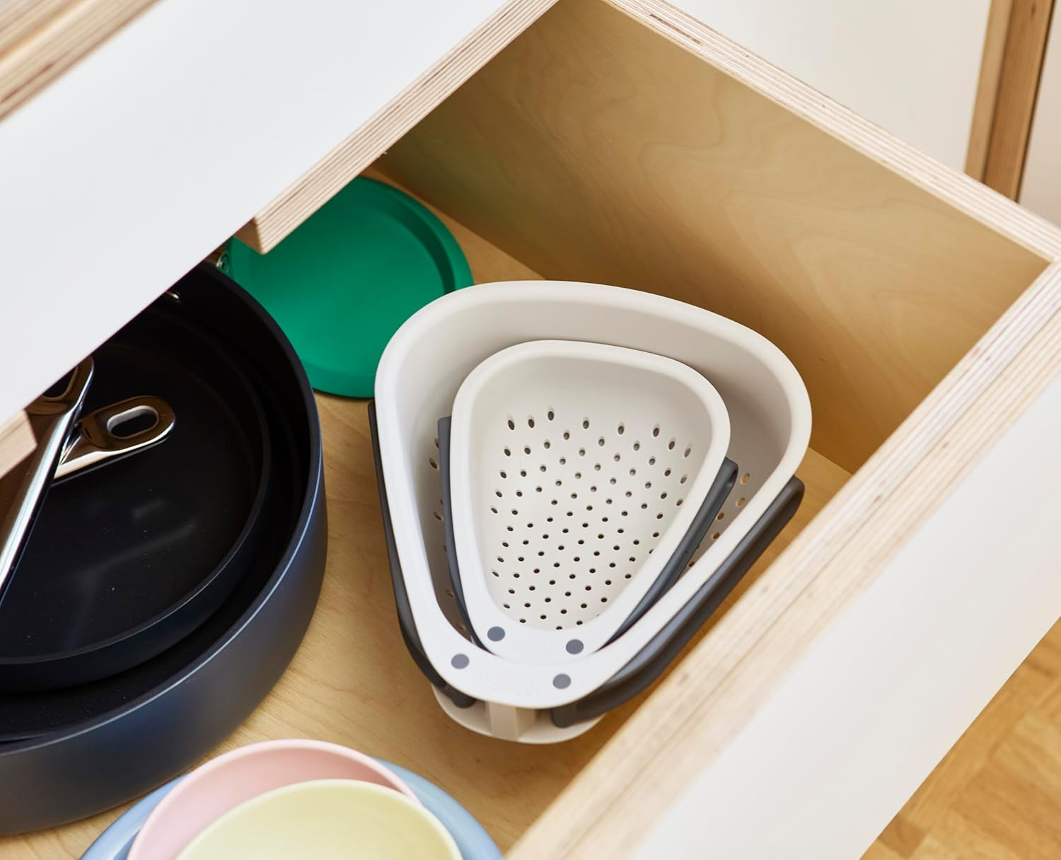 Joseph Joseph Droplet Mini Colander with Folding Handles, Kitchen Strainer for Small Vegetable, Fruits & Berries, Space-Saving image number 3