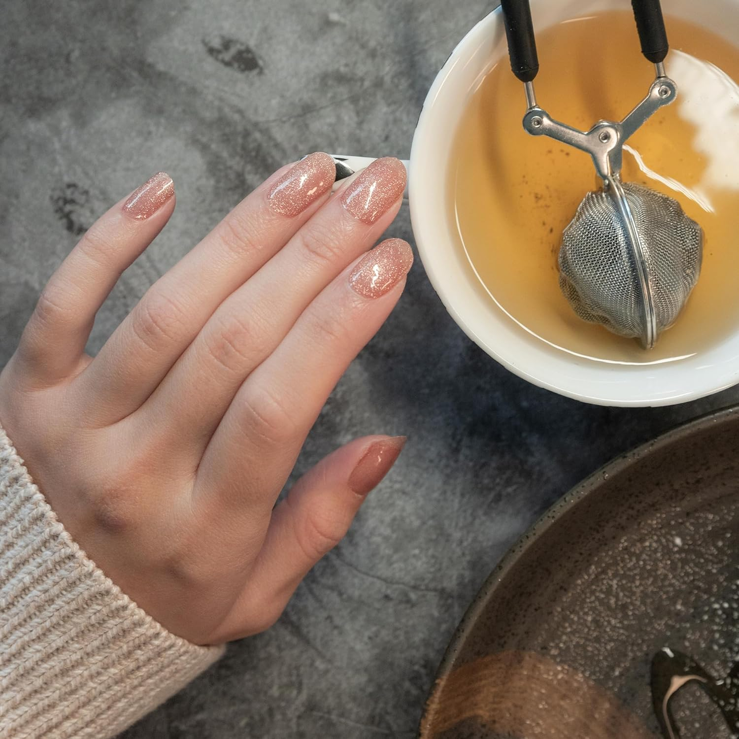 Wilana Gel Nail Stickers - Long-Lasting Semi-Cured Gel Nail Strips - Light Brown Magnet Glitter (Caramel Luxe) image number 3