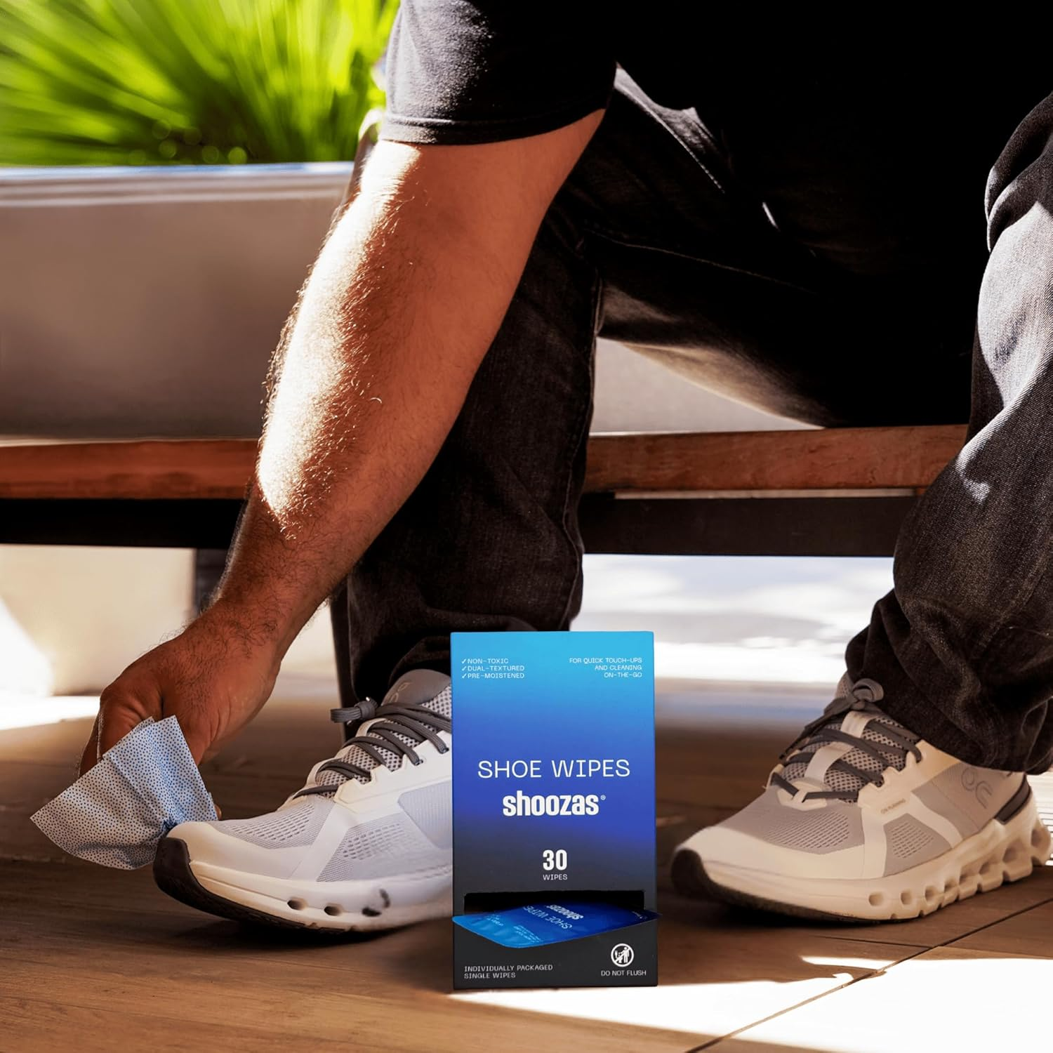 Shoe Cleaning Wipes &ndash; Box of 30 Individually Wrapped Wipes, Ideal for Leather, Plastic, Rubber, Soles & More, Removes Dirt & Stains, On-The-Go Cleaning image number 4