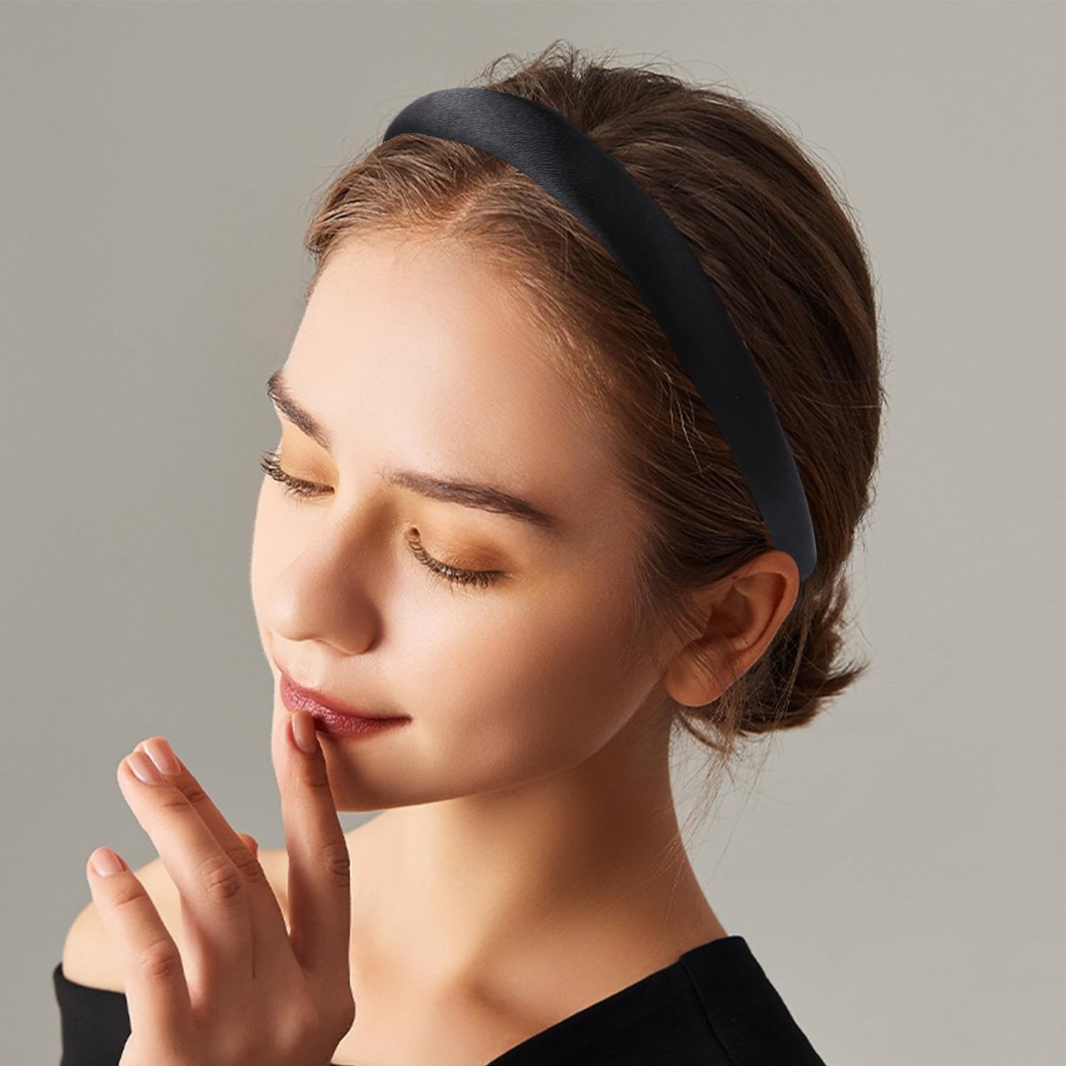 Pack of 4 Wide Brimmed Black Hair Bands, Hairstyle and Dressing Accessories, Broken Hair and Bangs Fixed Hairpin, Suitable for Daily Washing and Makeup Scenes image number 3