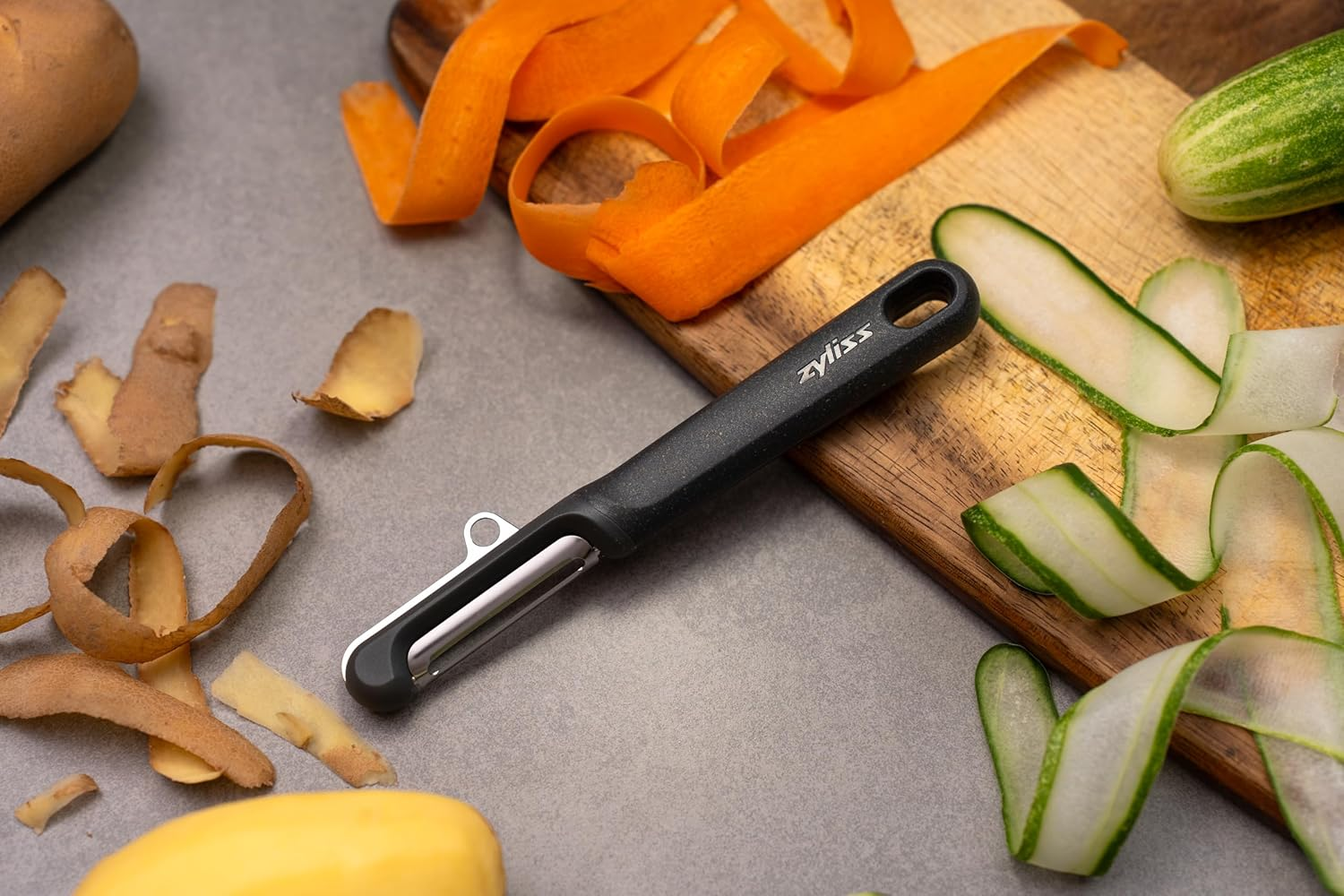 Zyliss Swivel Peeler - Ergonomic Handle, Premium Quality Blade, Blade Cover and Eye Cutter, Perfect for Effortless Peeling of Fruits and Vegetables, Made from up to 50% Wheat Straw Material image number 2