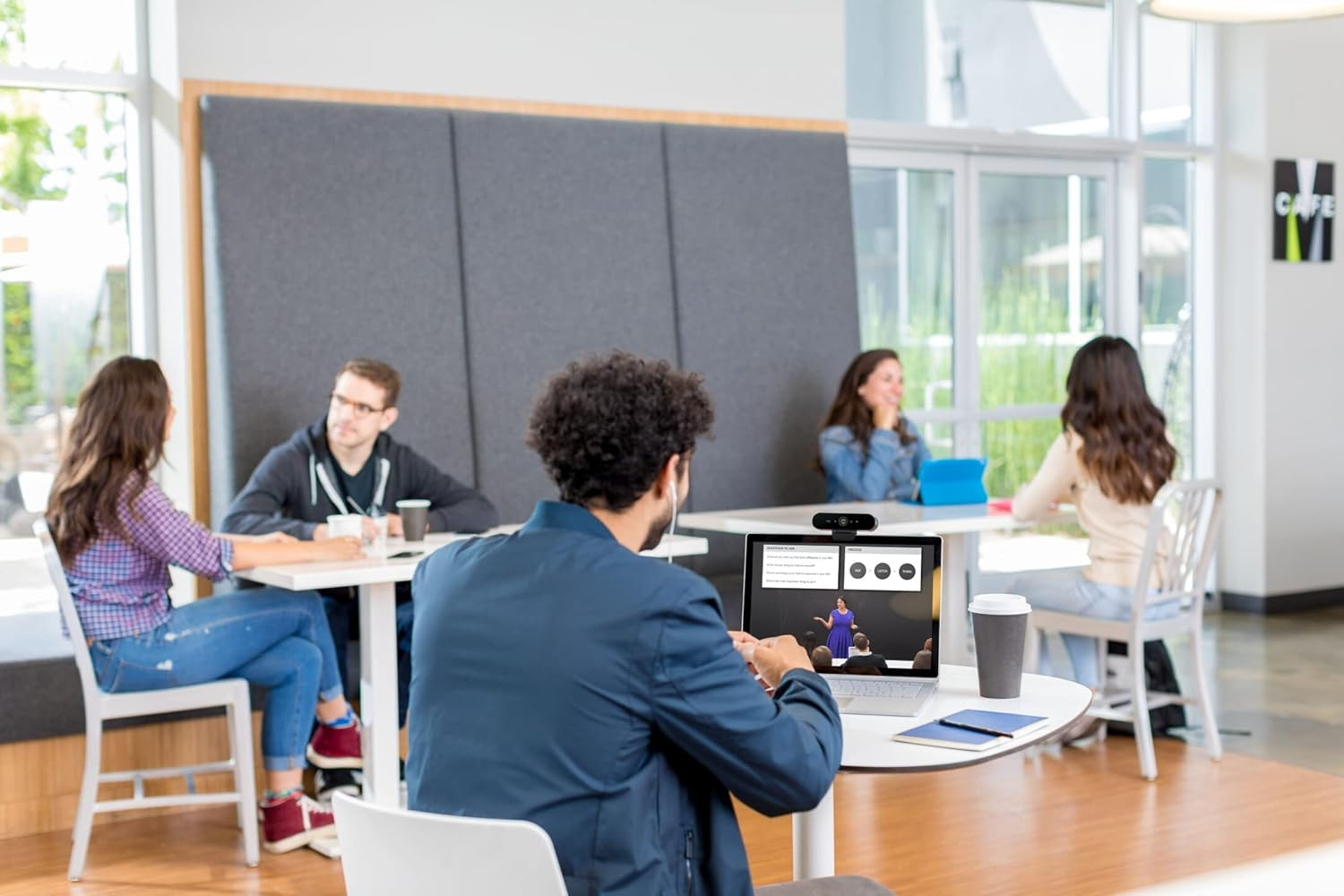 Logitech Brio Stream Webcam - Ultra 4K HD Video Calling, Noise-Cancelling Mic, HD Auto Light Correction, Wide Angle, Compatible with Microsoft Teams, Zoom, Google Meet on Pc/Mac, Streaming - Black image number 5