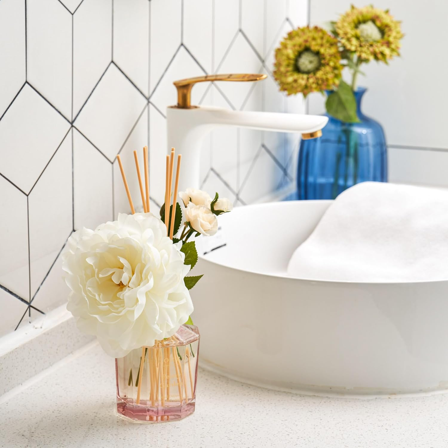 COCORR&Iacute;NA Reed Diffuser Set- Sandalwood Rose 8.5Oz Flower with 8 Sticks, Home Fragrance Reed Diffuser for Home Bedroom Office Bathroom Shelf Decor (Master Collection)