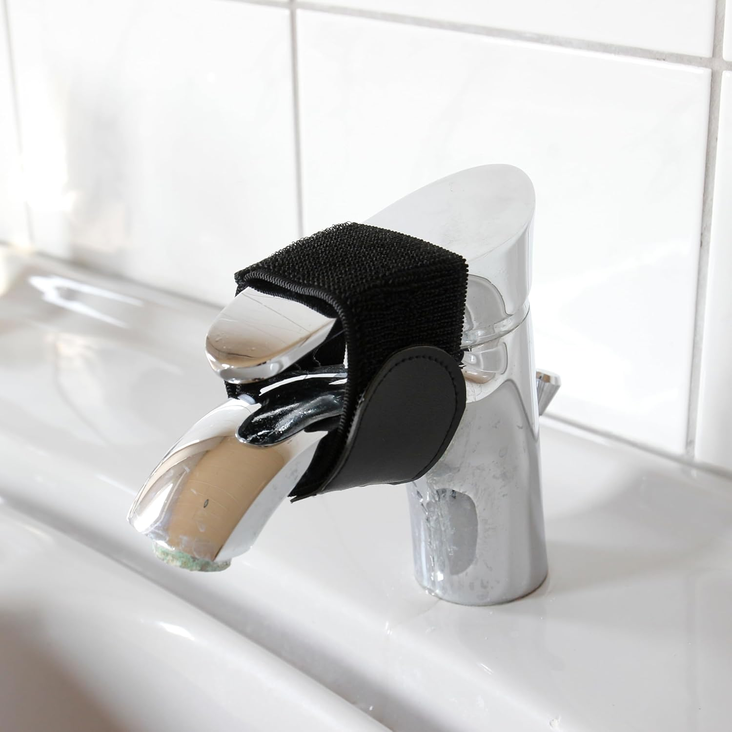 HOBICHT - 2 X Child Safety Tap Single Lever Mixer Elastic Strap with Velcro Fastener Non-Slip Silicone Protection Fitting Child Safety Lock Kitchen Bathroom Child Safe Safety Protection (Black, 30) image number 1