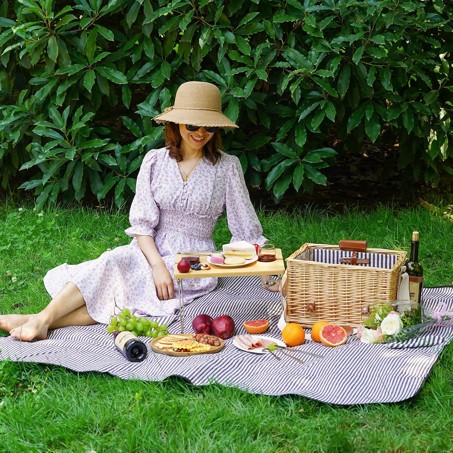 Wicker Picnic Basket for 2 with Detachable Table, Elasticated Wine Holder, Shoulder Carrying Willow Picnic Hamper Set with Premium Tableware & Blanket for Outdoor, Wedding, Anniversary, Birthday Gift
