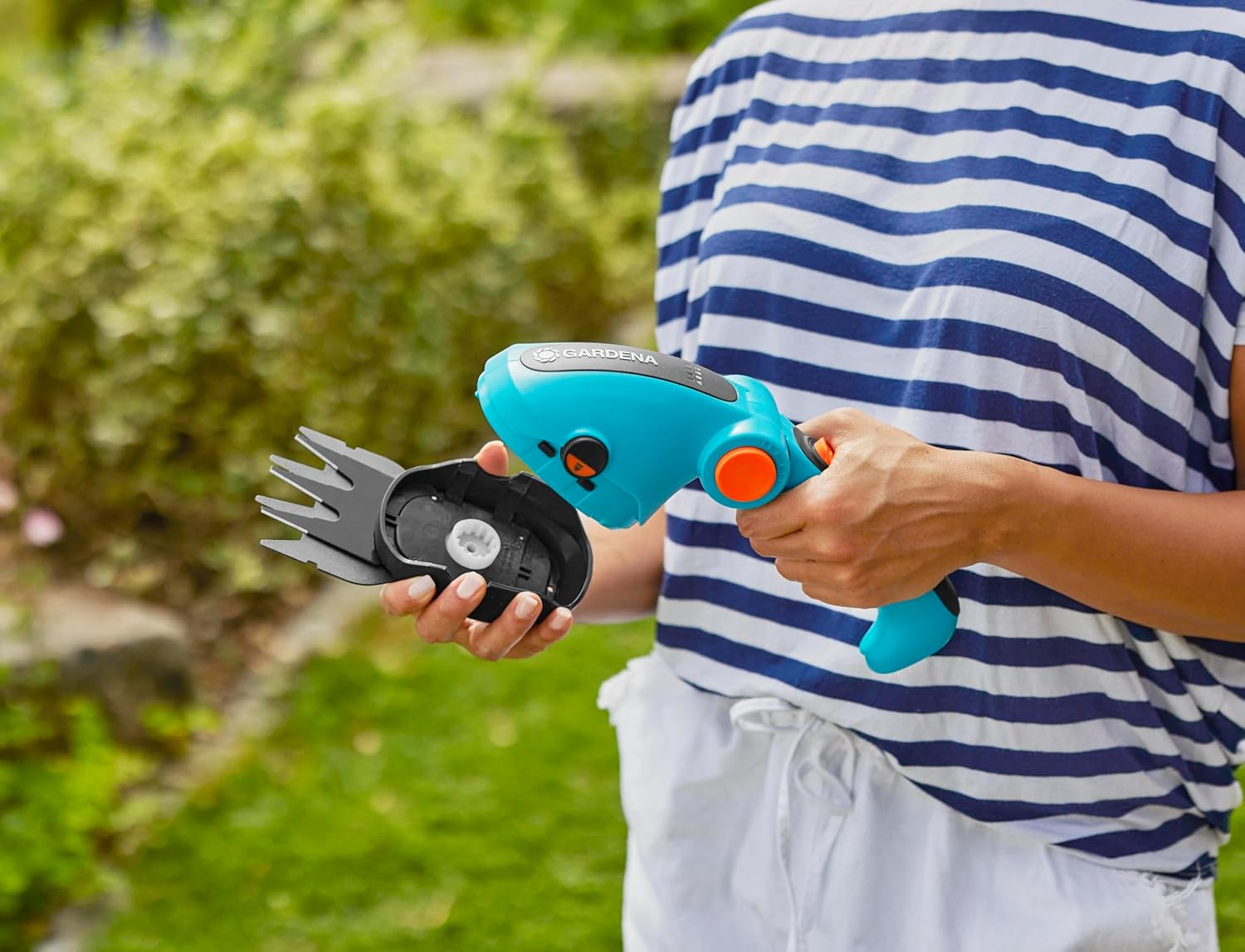 Gardena Set Forbici a Batteria per Erba E Siepi Comfortcut Li: Forbici per Prato E per Siepi, Impugnatura Comoda Inclinabile Con Indicatore a LED, Cambio Lama Senza Utensili (9888-20) image number 5