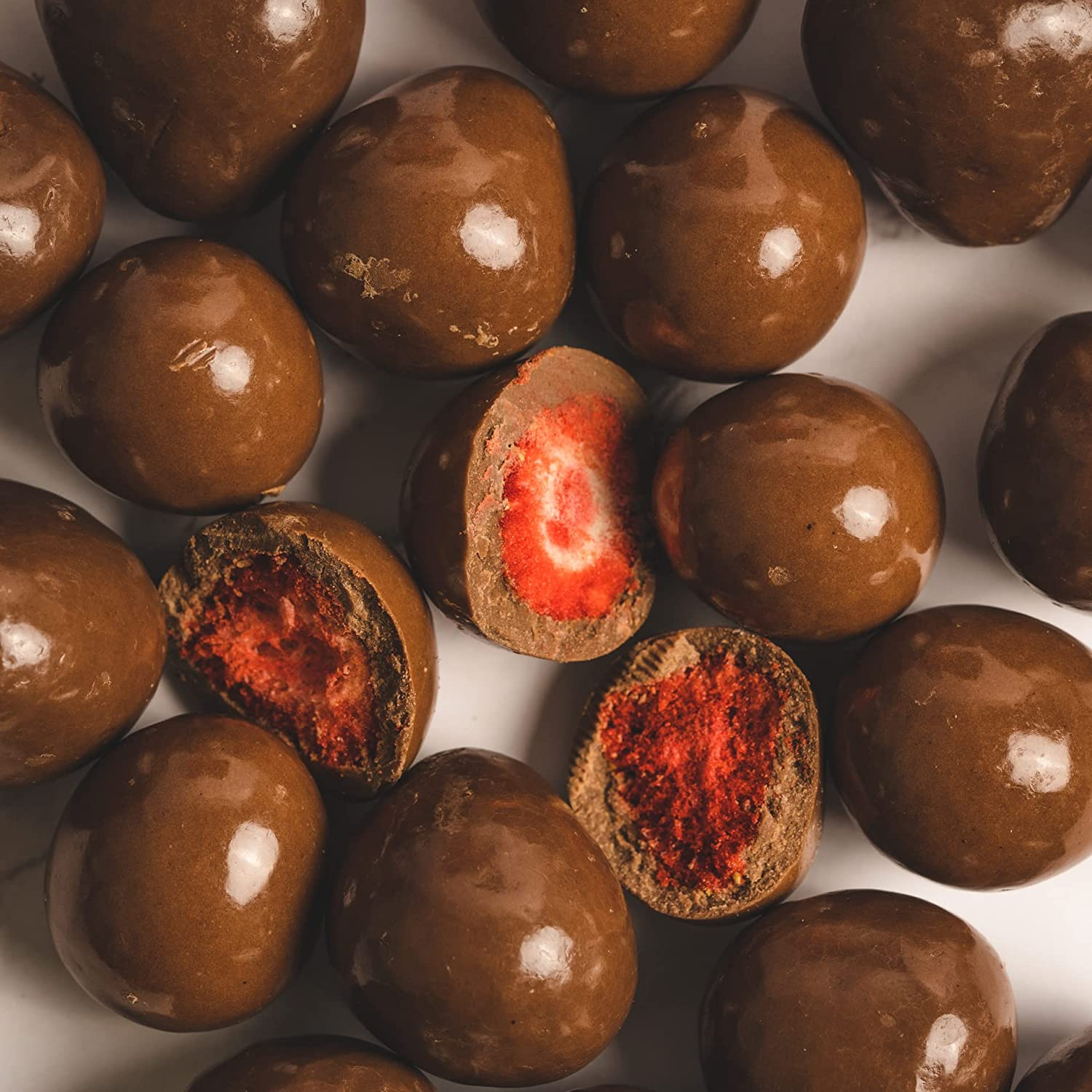 Hugos Milk Chocolate Strawberries 100 G image number 1